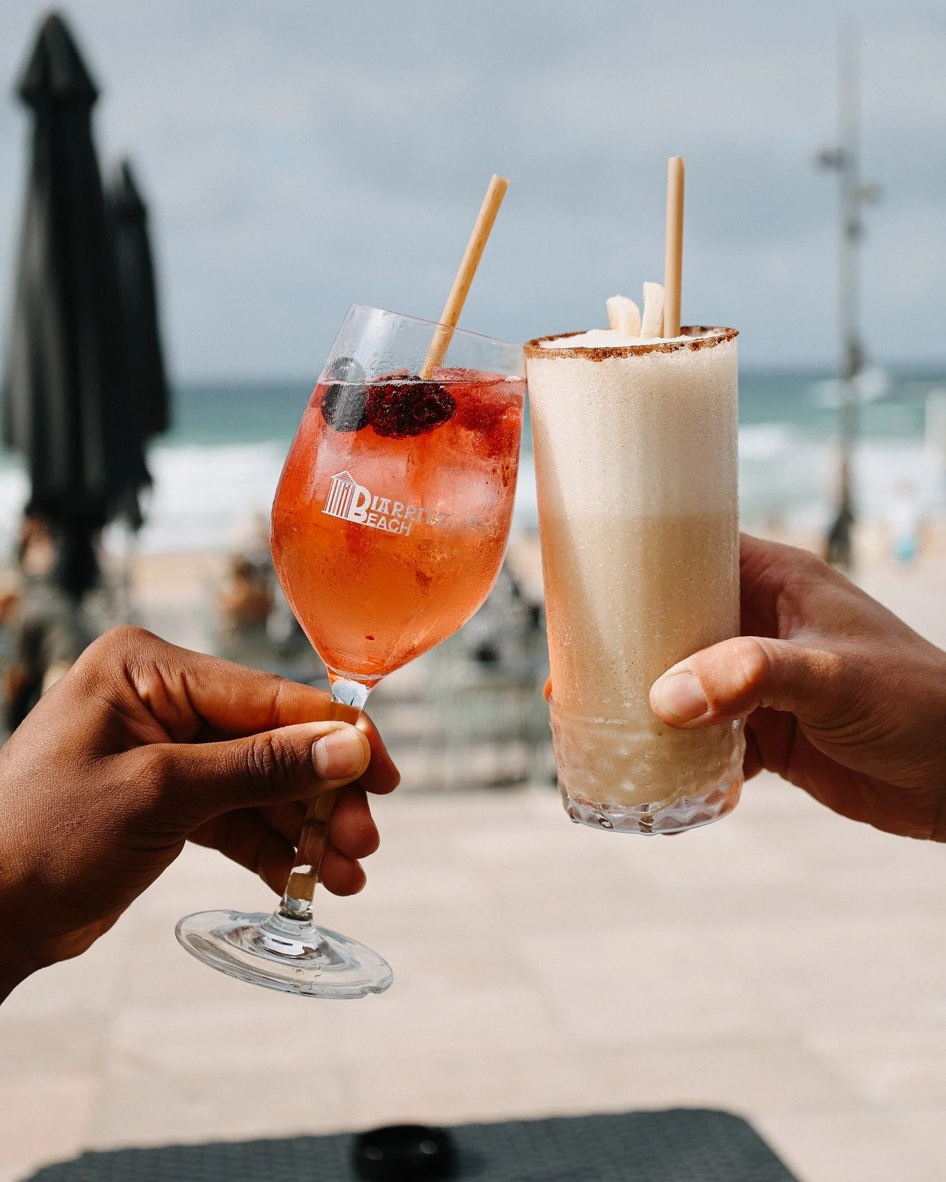Deux verres, l&rsquo;oc&eacute;an et la Grande Plage juste devant nous&hellip;Il ne faut parfois pas grand-chose pour passer un bon moment.

Alors, avec qui vous partagez le prochain ? ☀️

📍 Biarritz Beach &ndash; Grande Plage, 64200 Biarritz
#biarr