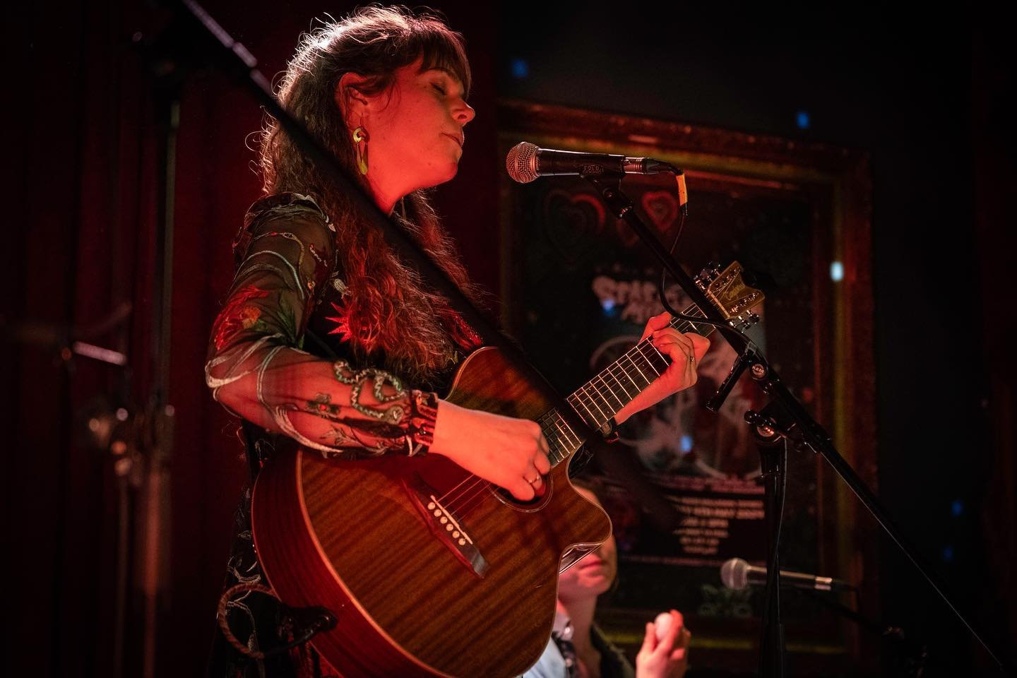 Looking back on our wonderful tour date at the Barrel House in Totnes earlier this month with these lush photos from @peter__micek 📸

Community + music 🥰🥰

#livemusicdevon #songwriter #singersongwriters