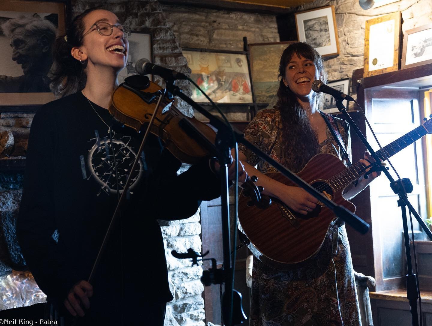 Snaps from @squareandcompasspub at the start of this month, with @boci.music on the whistle and fiddle. 

Thanks to @neilfatea for capturing these moments. 📸