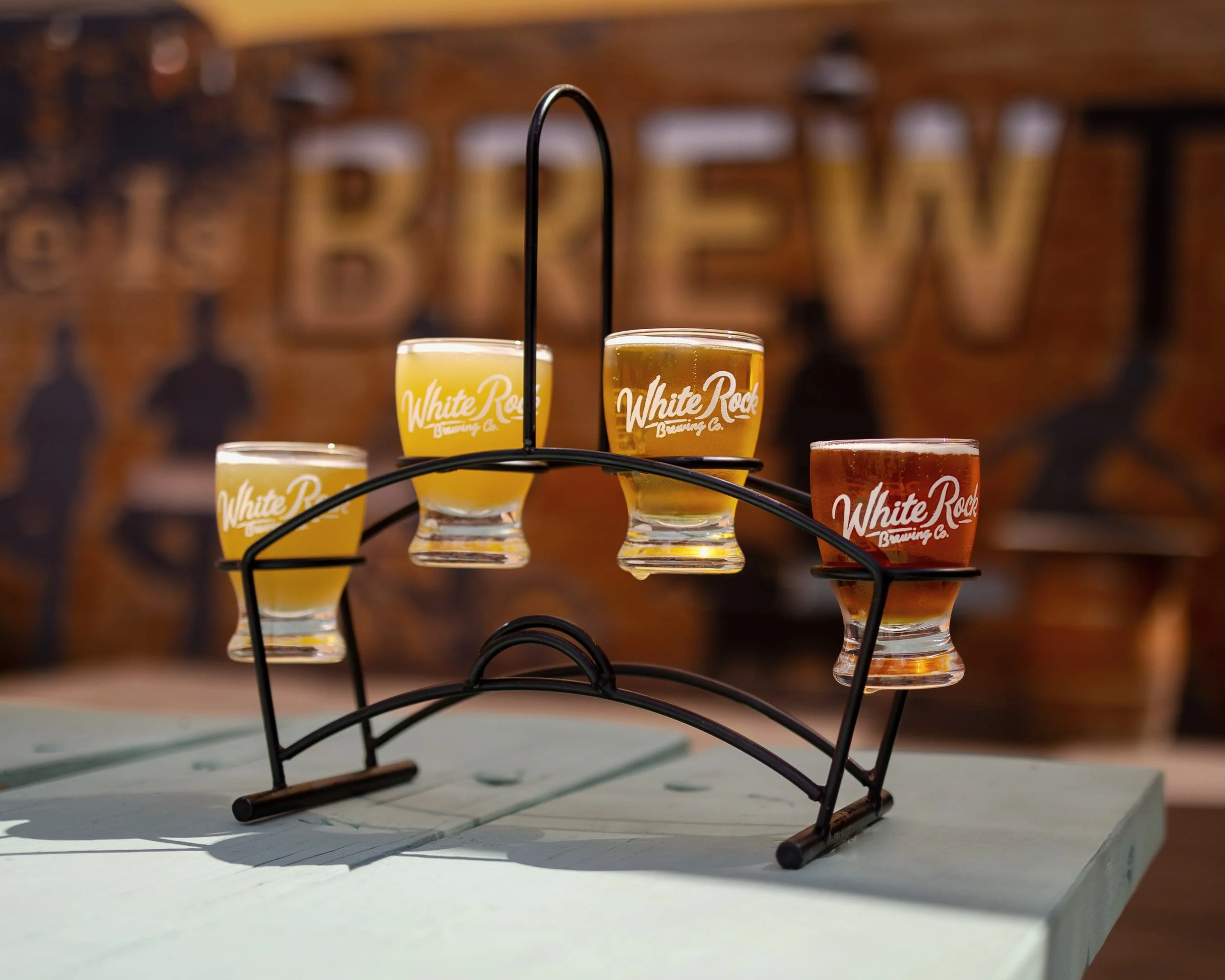 Sometimes you just can&rsquo;t decide 🤤 Let our beer flights take care of that indecisiveness. One of each please☝️

#beerflight #dallasbrewery #lakewood #northtexasbrewery #craftbeer