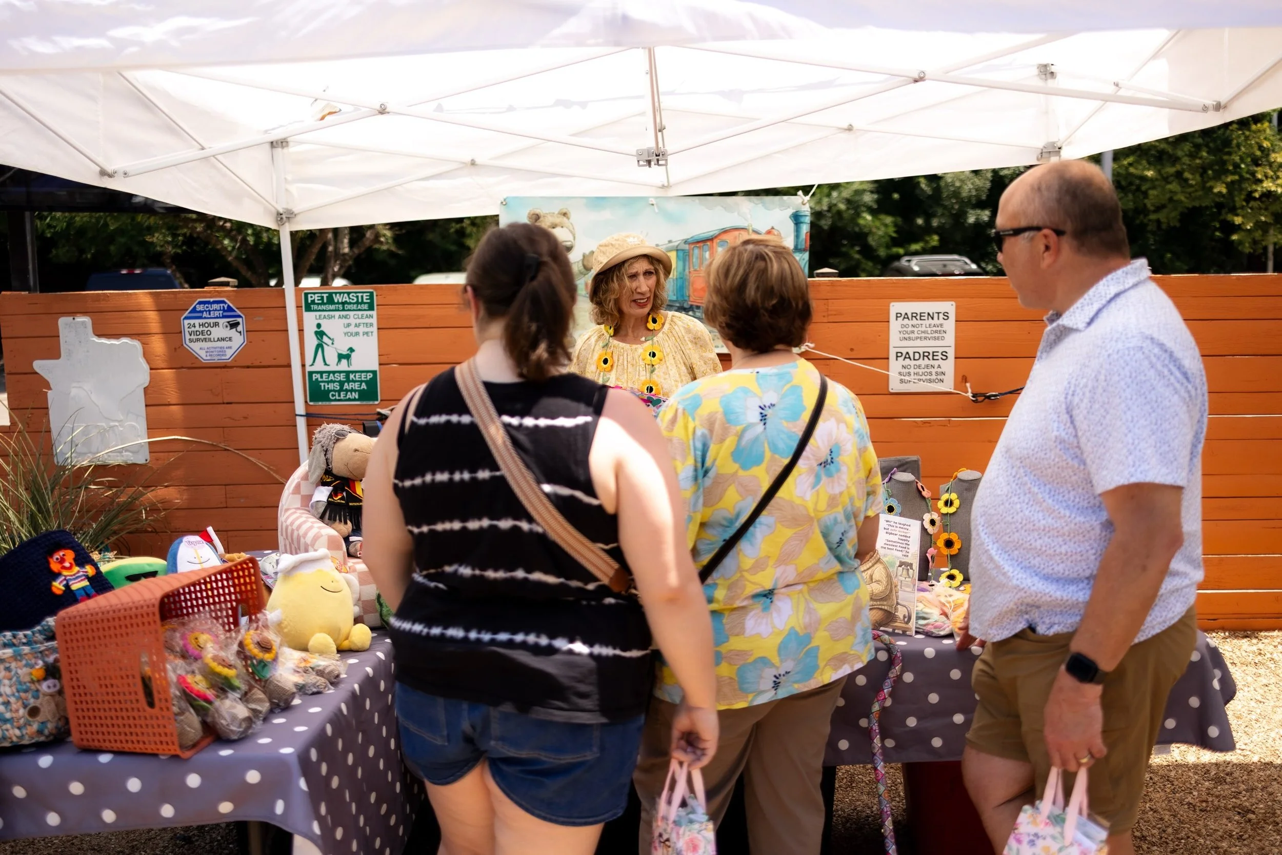 @ntx_vintage_markets is back at the Alehouse this Sunday from 12pm-5pm. Spend the afternoon soaking up all the cozy autumn vibes at this Fall Themed Market while you shop and sip on some favorite White Rock Alehouse brews. 

#dallasevents #fallmarket