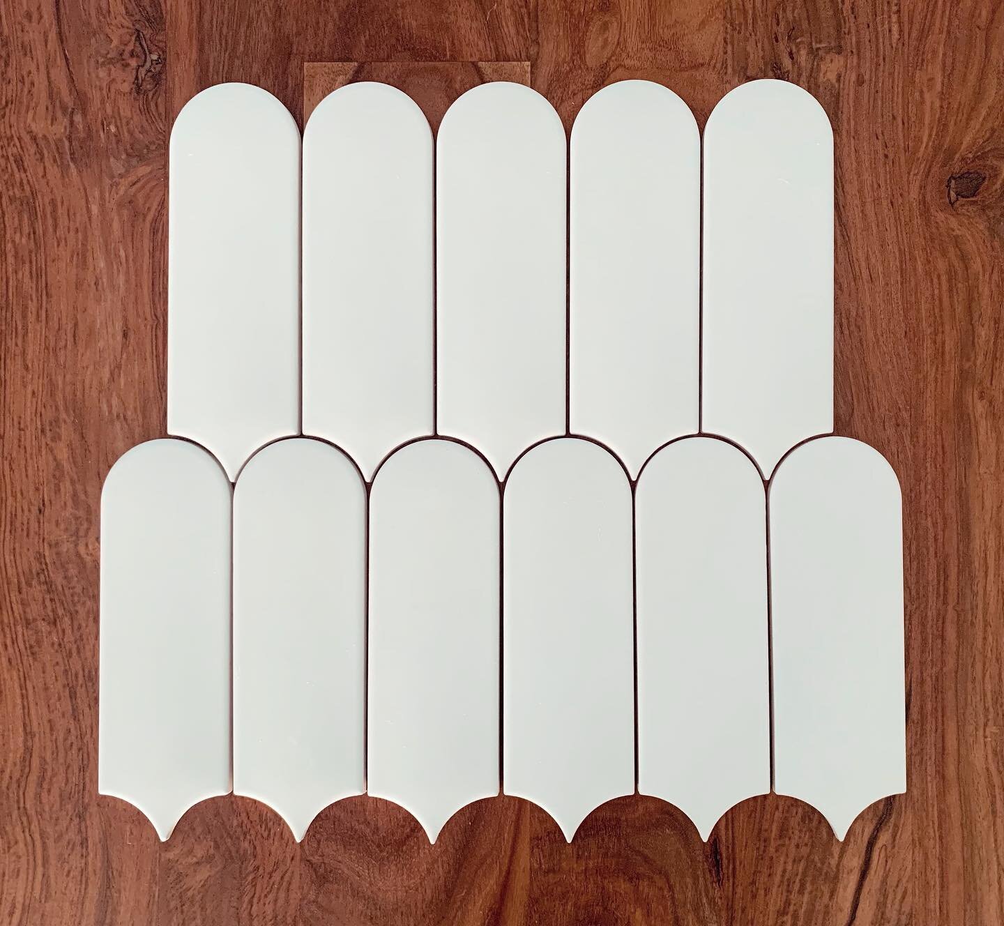 Backsplash tile for the kitchen facelift at #SouthFloridaVillaByTheSea 🍊 is here! She&rsquo;s a Beauty 🤍 Canceling the &ldquo;Miami modern&rdquo; developer aesthetic one tile at a time. IYKYK and if you don&rsquo;t, it&rsquo;s a lot of white &amp; 