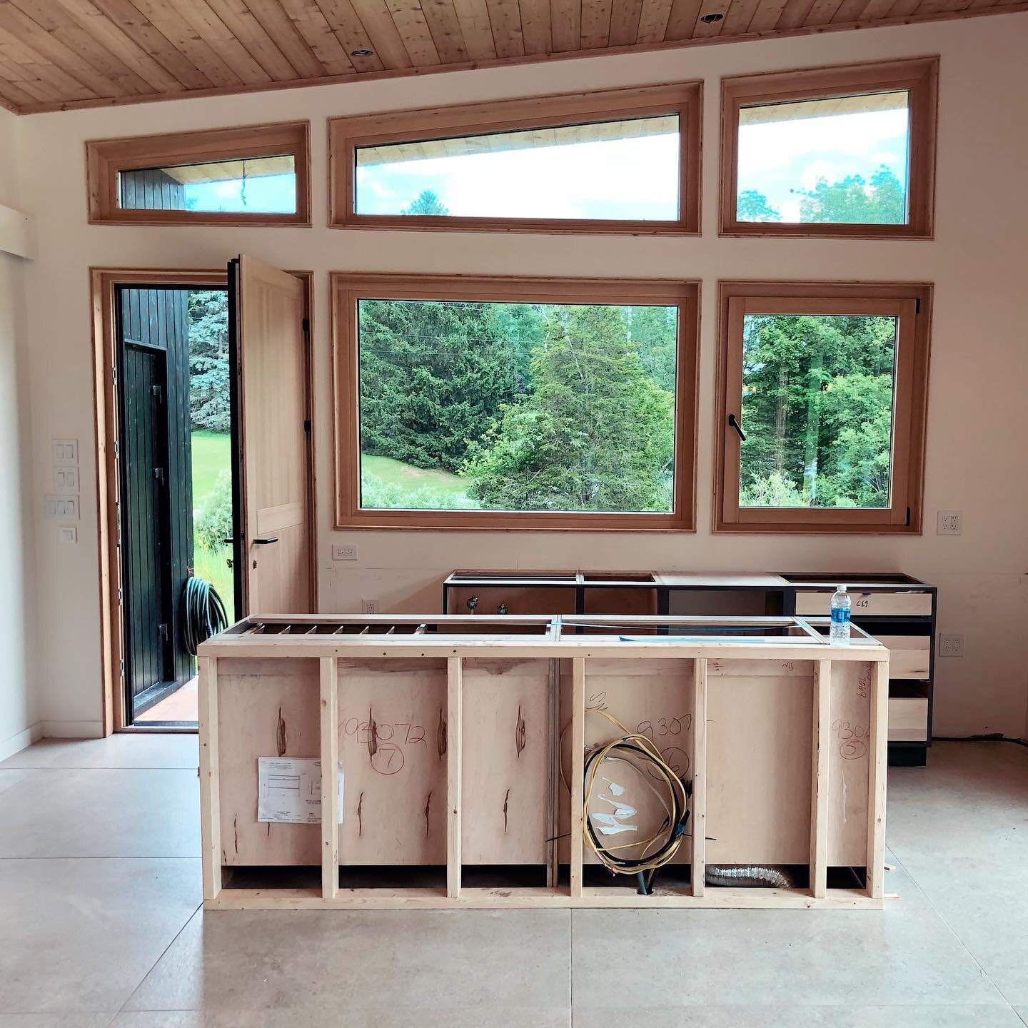 Kitchen install update from the #CatskillsNewBuild project 🍂🌲⛺️ The architecture of this home is so beautiful. Look at this peaceful view! Also, sometimes granite can surprise you 🖤 

#DOMAdesign #kitchendesign #newkitchen #newbuild #newconstructi