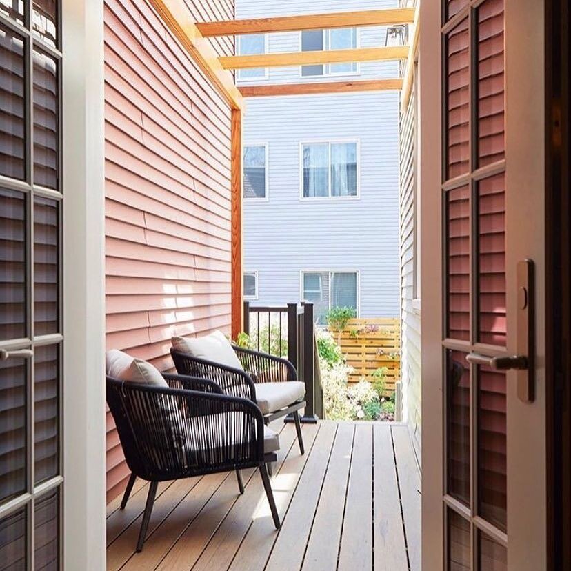 Working with this client from Jersey City for the third time 🤍 First project was a window extension in her kitchen and this little alley deck to connect her main living space with her gorgeous backyard 🌸🌿 Second project was her bathroom. And now i