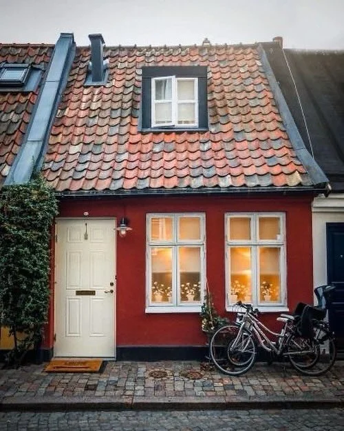 Pretty little cottage &hearts;️

What is it that makes small, colorful, irregular houses so charming, particularly during the cold months? 
Is it the romantic facade color, shockingly bright yet so mesmerizing and inviting? Or the roof that&rsquo;s c