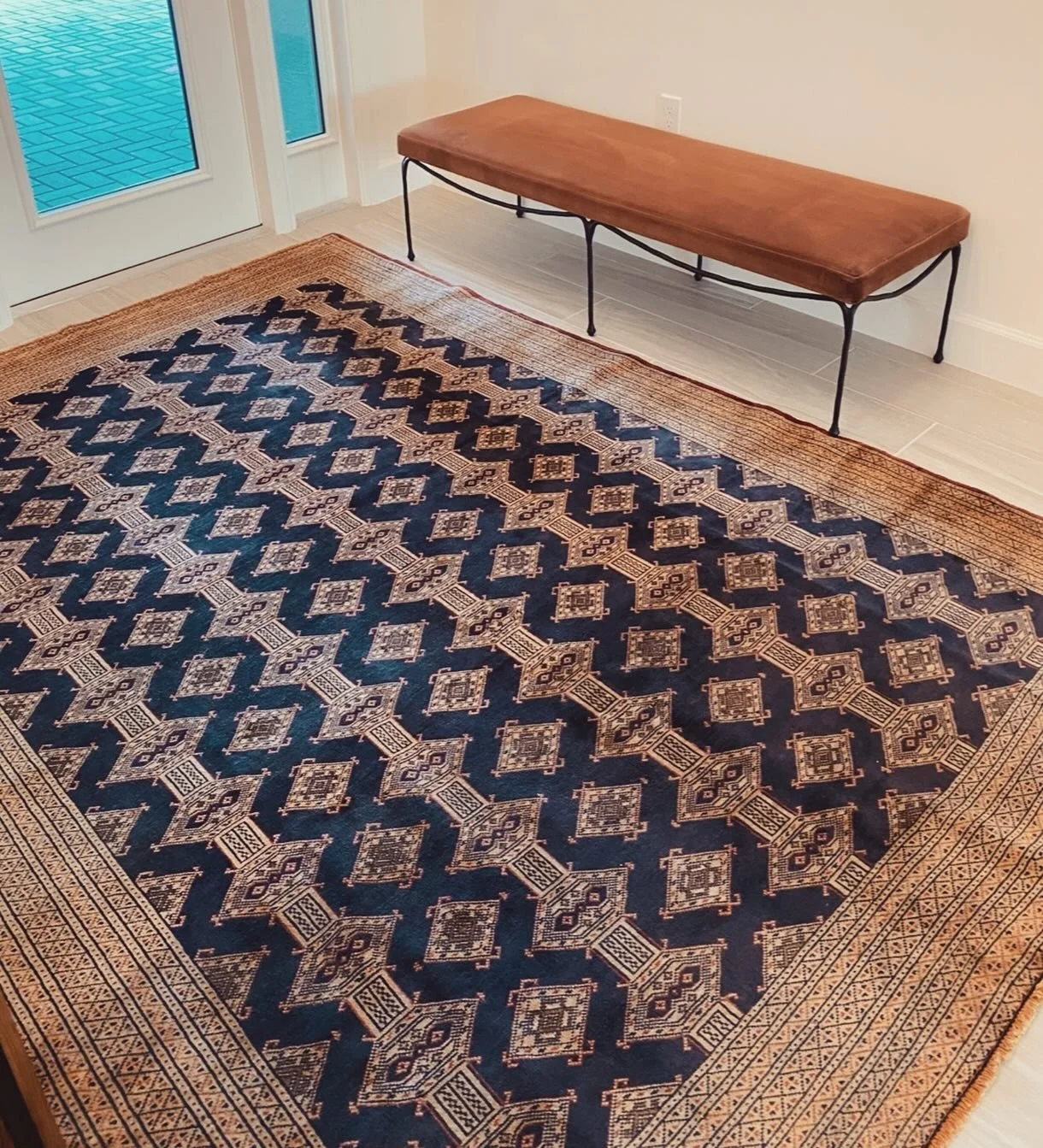 This beauty deserves a permanent spot over here. 1950s antique Tekke geometric rug - oriental Turkmen, hand-knotted from natural wool, size 6&rsquo;-8&rdquo; x 9&rsquo;. Love it when my clients share the same passion for vintage rugs 🥰
