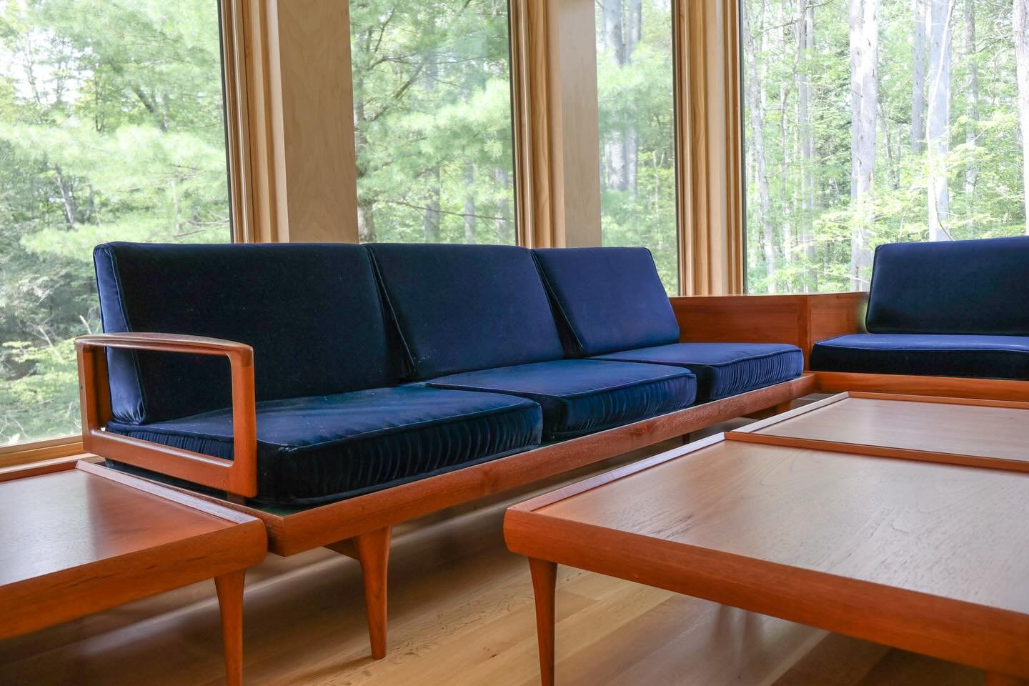 An ode to MCM furniture 💙

A very rare Mid-Century Modern vintage modular sectional set with side tables &amp; coffee table (teak and blue velvet) by Hans Olsen for Bramin. #DOMAdesign