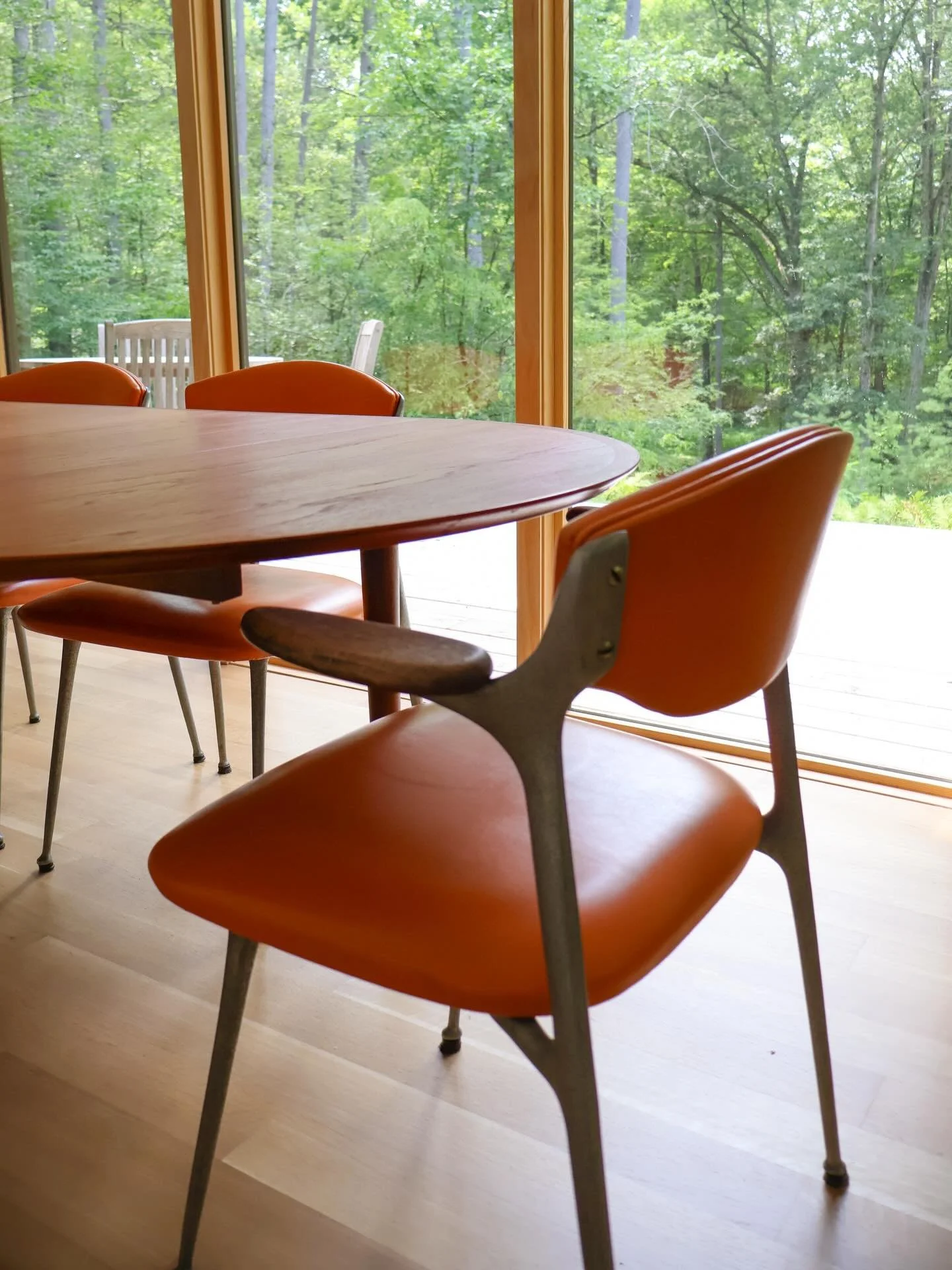 Nothing but views 🌲
MCM vintage expandable teak table by Arne Vodder (Model 227) sourced by @_doma_design_  and paired with MCM vintage chairs (these came with the house).
Architect: @studiommarchitect
