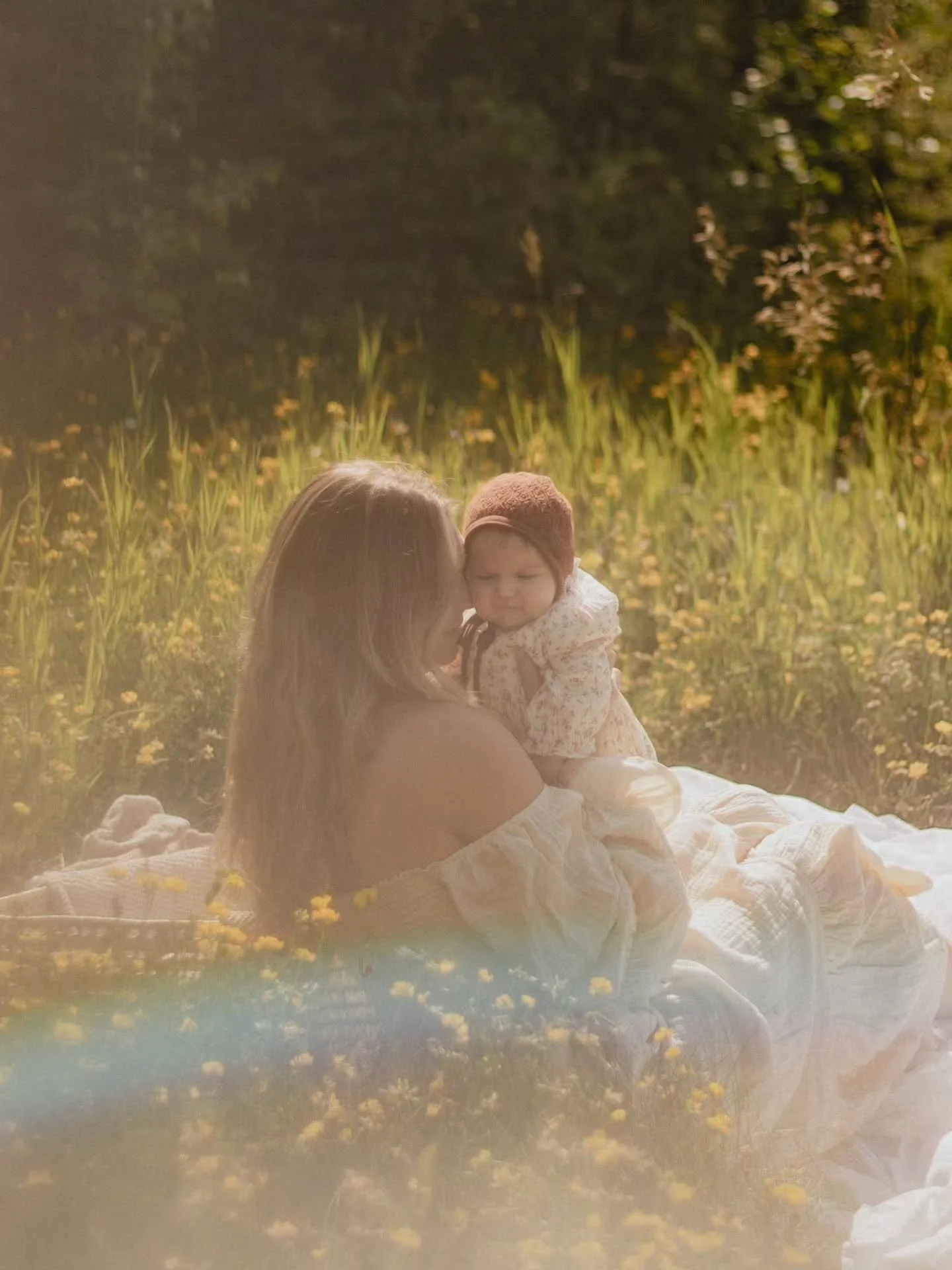 Filling my feed with Springtime and babies ☀️ 

I'm so looking forward to seeing you all again when the sun is shining, flowers are blooming, and we all feel alive again 🤣
.
.
.
.
.
.
#familyphotography #familyphotographer #goldenbc #goldenbcphotogr