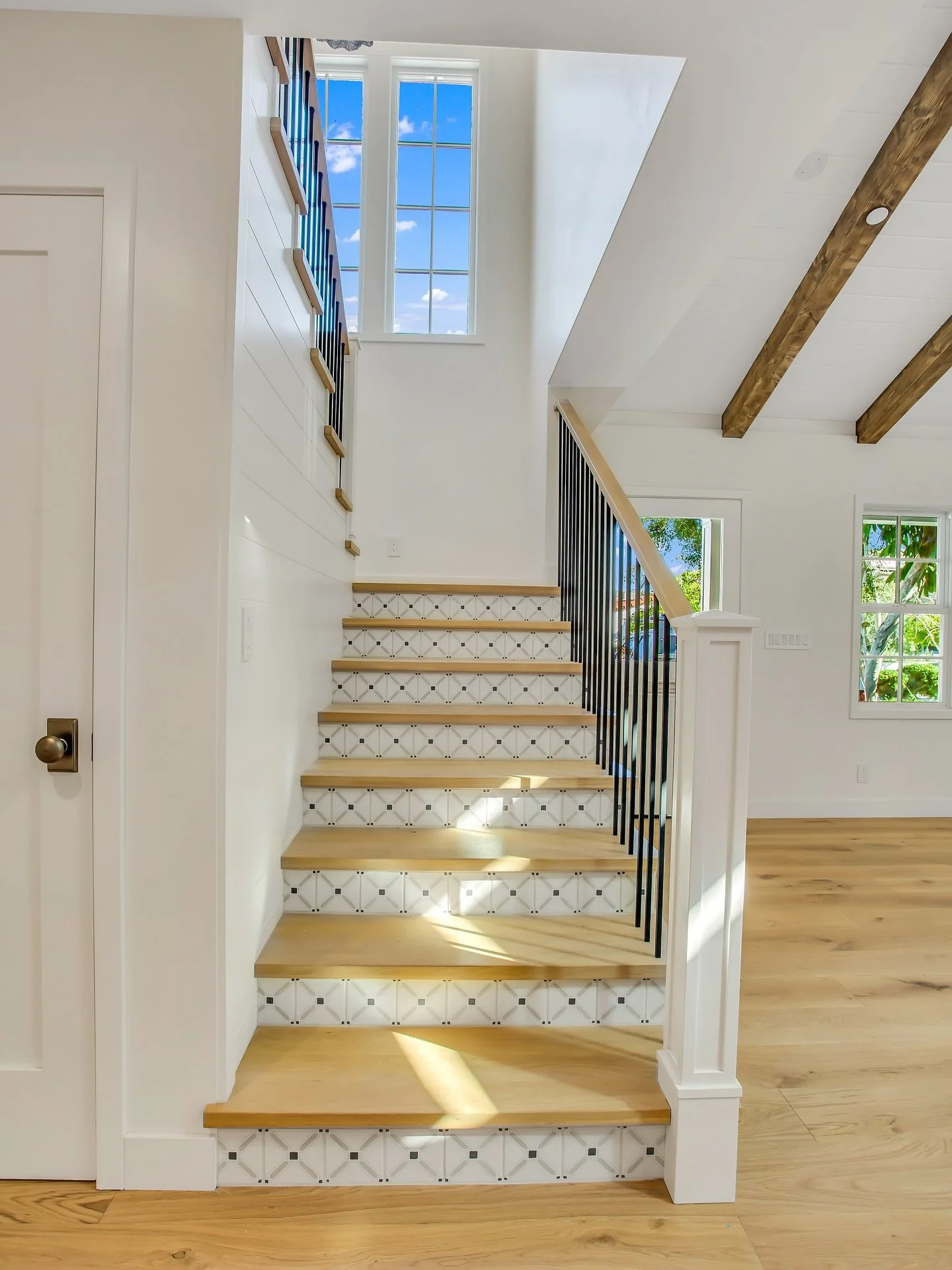 This staircase is full of light and designed to impress. 

Built from the ground up by JLS Home Design 🌿🔆

Click on the link in our bio and head to our portfolio to see more of this project.

📍Roycroft Ave - Long Beach 

#JLSHomeDesign #CustomStai