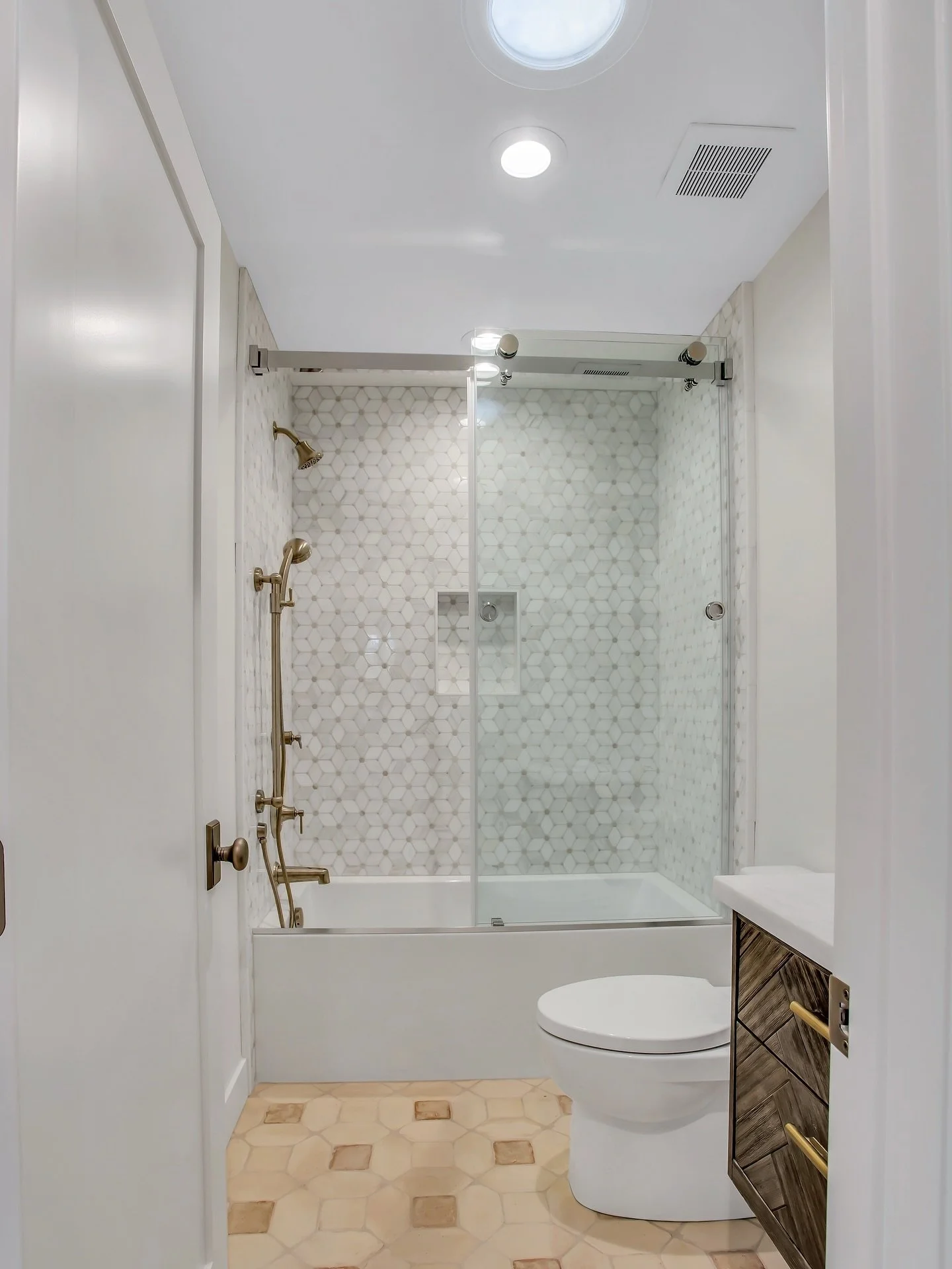 A well-designed bathroom should feel calm, intentional, and elevated. 

Every detail matters when you work with us! 🤍

#JLSHomeDesign #BathroomInspo #DesignBuildLife #DesignBuildProject #BathroomGoals