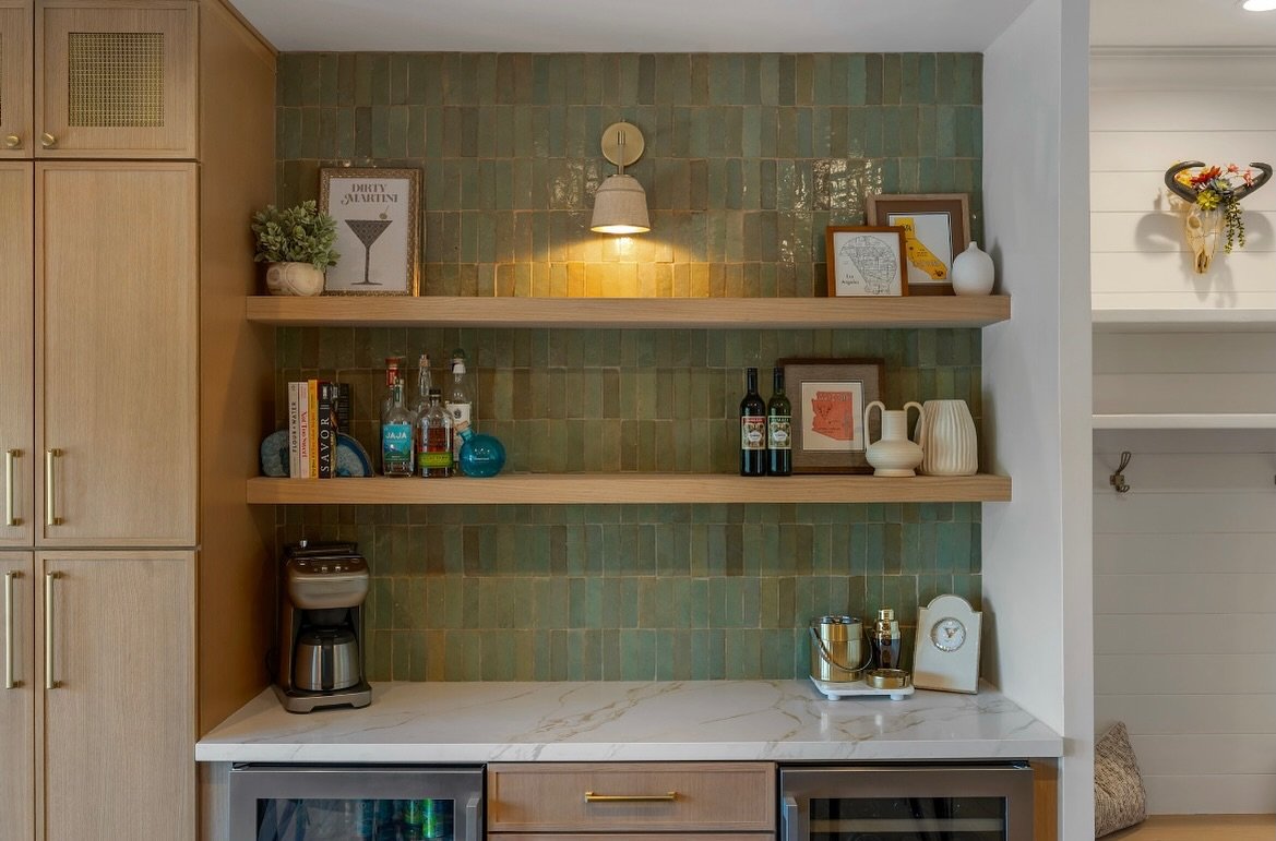 We love this bold yet inviting space 💚

Ready to transform your home? Let&rsquo;s design a space that feels like you.

✨ Get in touch via our website. Link in bio 

#JLSHomeDesign #AZHomes #KitchensOfInstagram #CustomKitchen