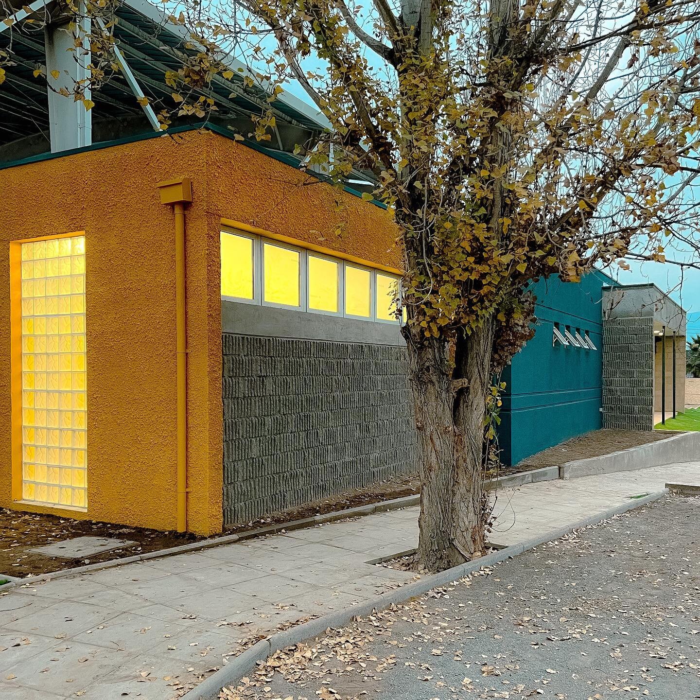 Colegio Manquecura Ciudad de los Valles. En  las fotos se muestran los camerinos deportivos realizados como parte del plan de remodelaci&oacute;n y cambio de imagen 2022.
#camarino #camarines #arquitecturaeducacional #arquitecturaeducativa #colegioma