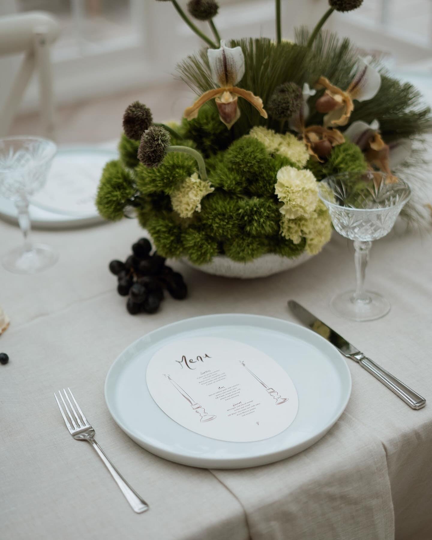 this set up in all its glory 

ugh there is something so satisfying about simple, clean table design combined with unique + dynamic florals. 

to anyone thinking about their wedding design and how they want it to look, there are SO many design option