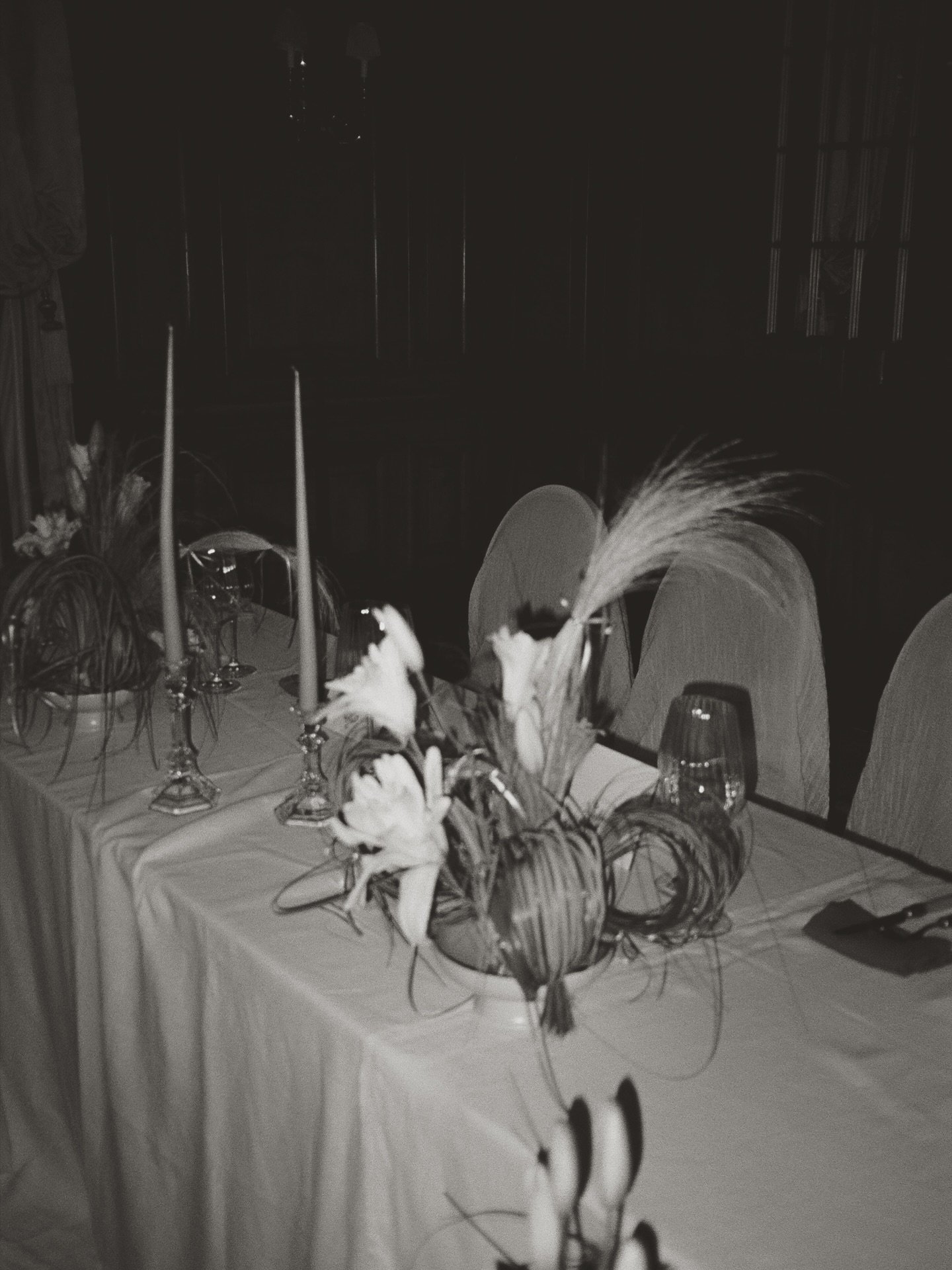 bringing grassy florals and fabric draped seating into 2026 

@fayewildephotography
@katyrosemayfloral 
@hedsor