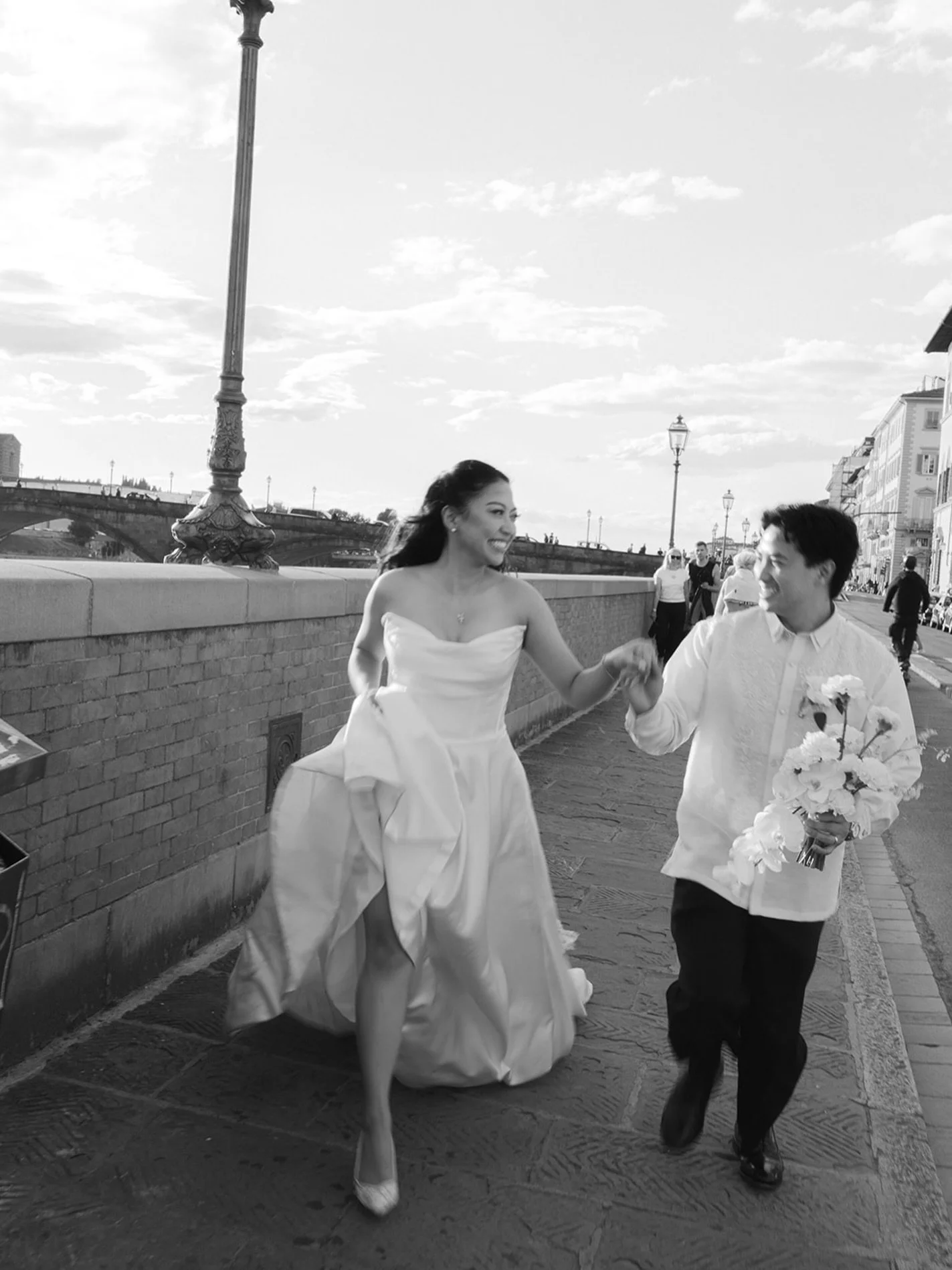 &lsquo;running through the streets of Florence&rsquo; 

a direct quote straight from J+F&rsquo;s enquiry form, here in reality 🫶🏻

@antoniakaterinaphotography 
@beacon_bloom