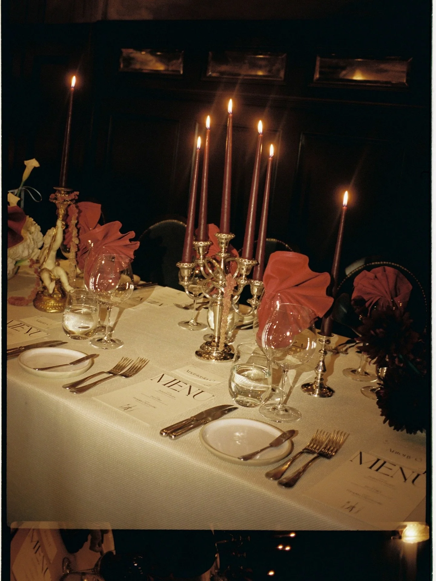 a moment for the napkins &hearts;️ 

@taylorhughesphotography 
@thenomadhotel 
@lexhamiltonfloralstudio 

wedding designer | wedding planner | uk wedding design | tablescapes | table design