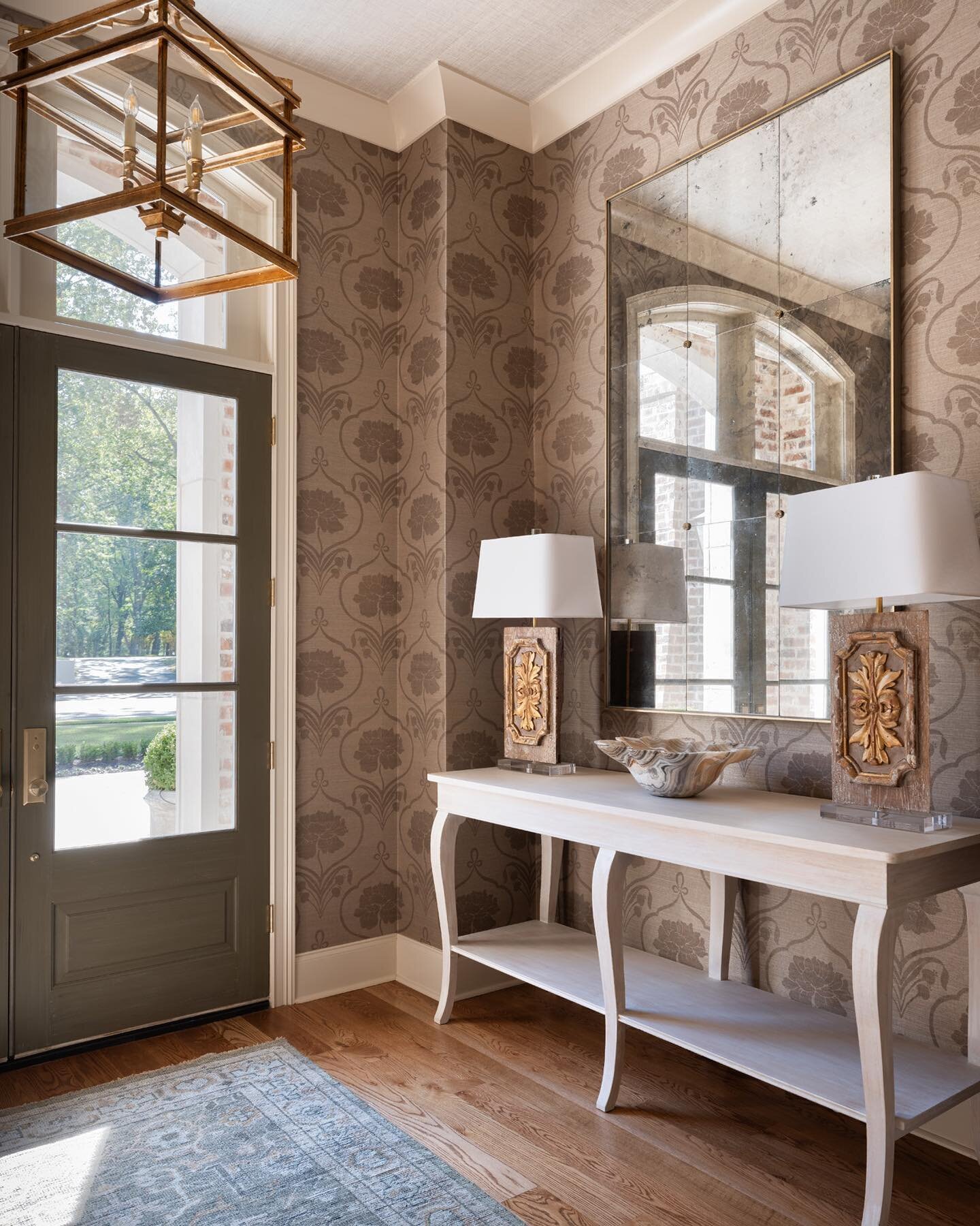 Entryway for a recent project. .💛💛
&bull;
@phillipjeffriesltd
@visualcomfort
@eloquenceinc 
@moattarrugs 
@inner_pieces_inc
@garnerframing
&bull;
📸: @rossgroupcreative
