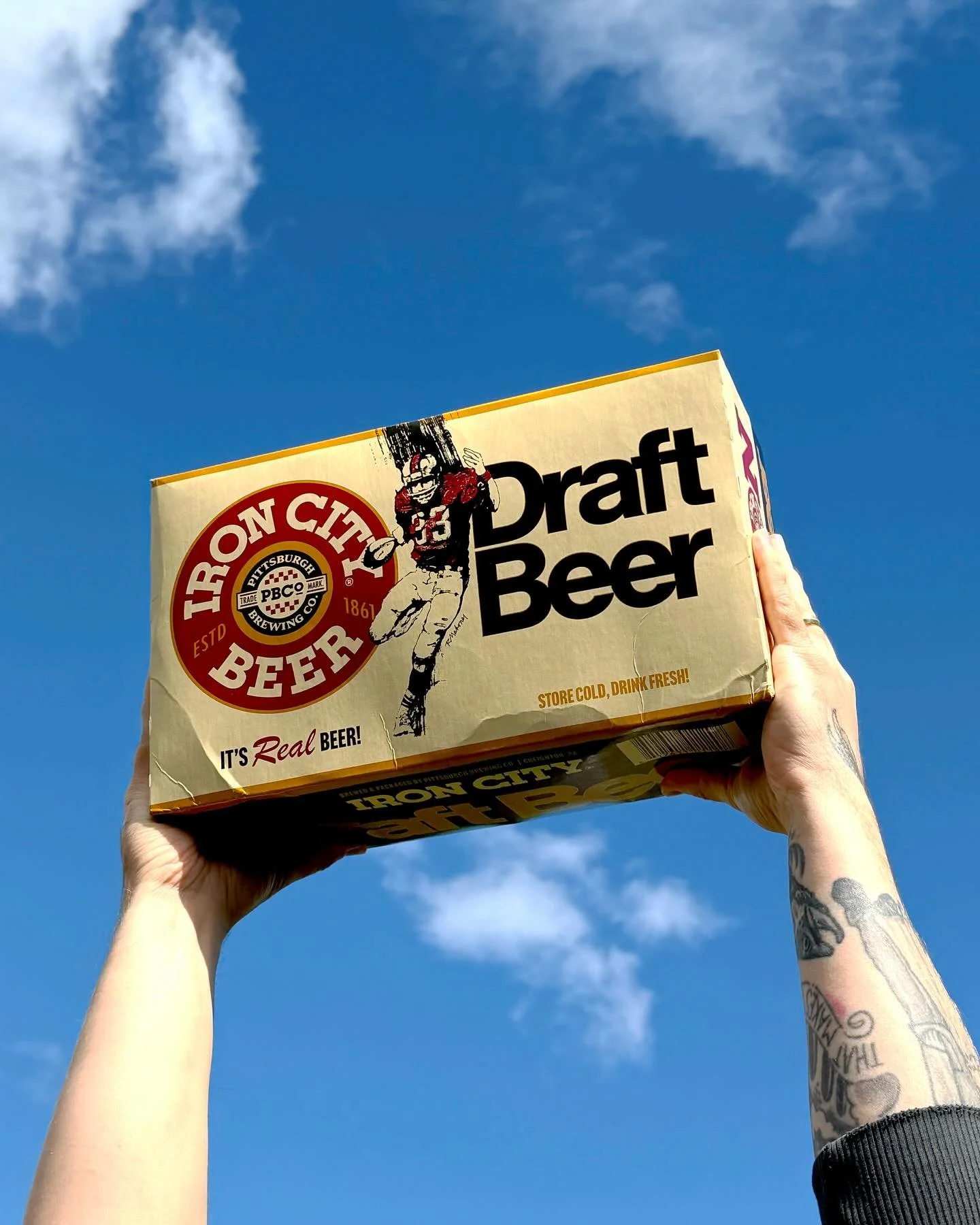 Good weather, better mail day! 📦

Thank you to my wonderful friends at @ironcitybeer 

#leaguespgh #branding #cpgdesign #matterinthevoid