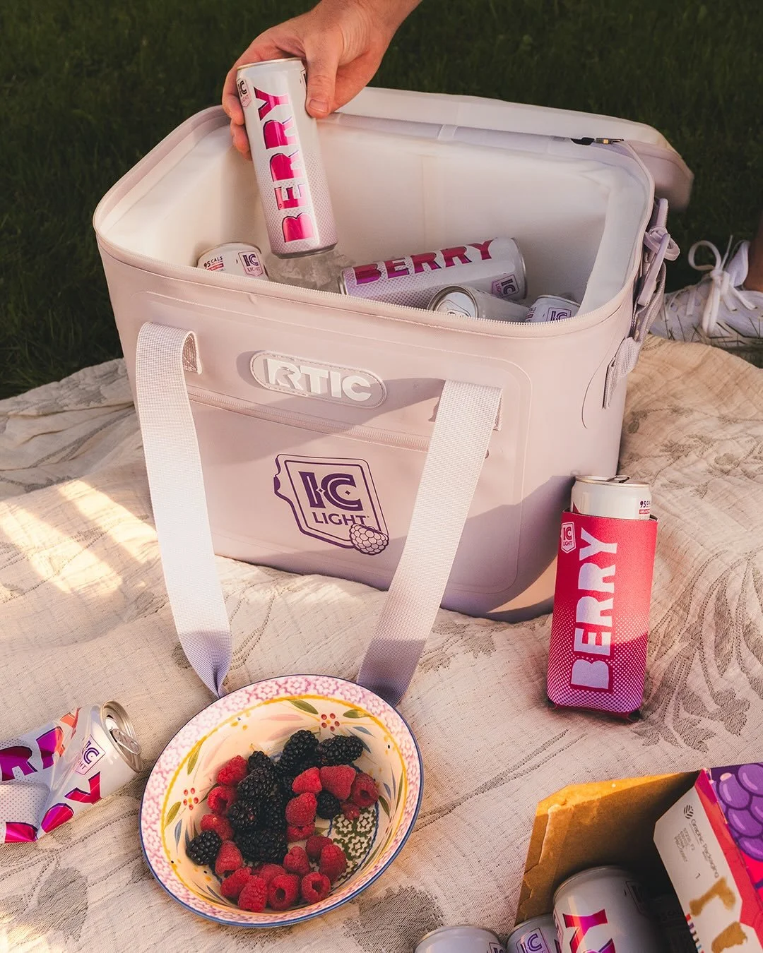 Oh, how sweet it is! Here are some beautiful shots of IC Light Berry captured by the talented @thegreatgrazby. @pittsburghbrewingco came to LEAGUES for an extension of their legendary @iclightbeer Mango, adding Berry to the series. With seamless pack