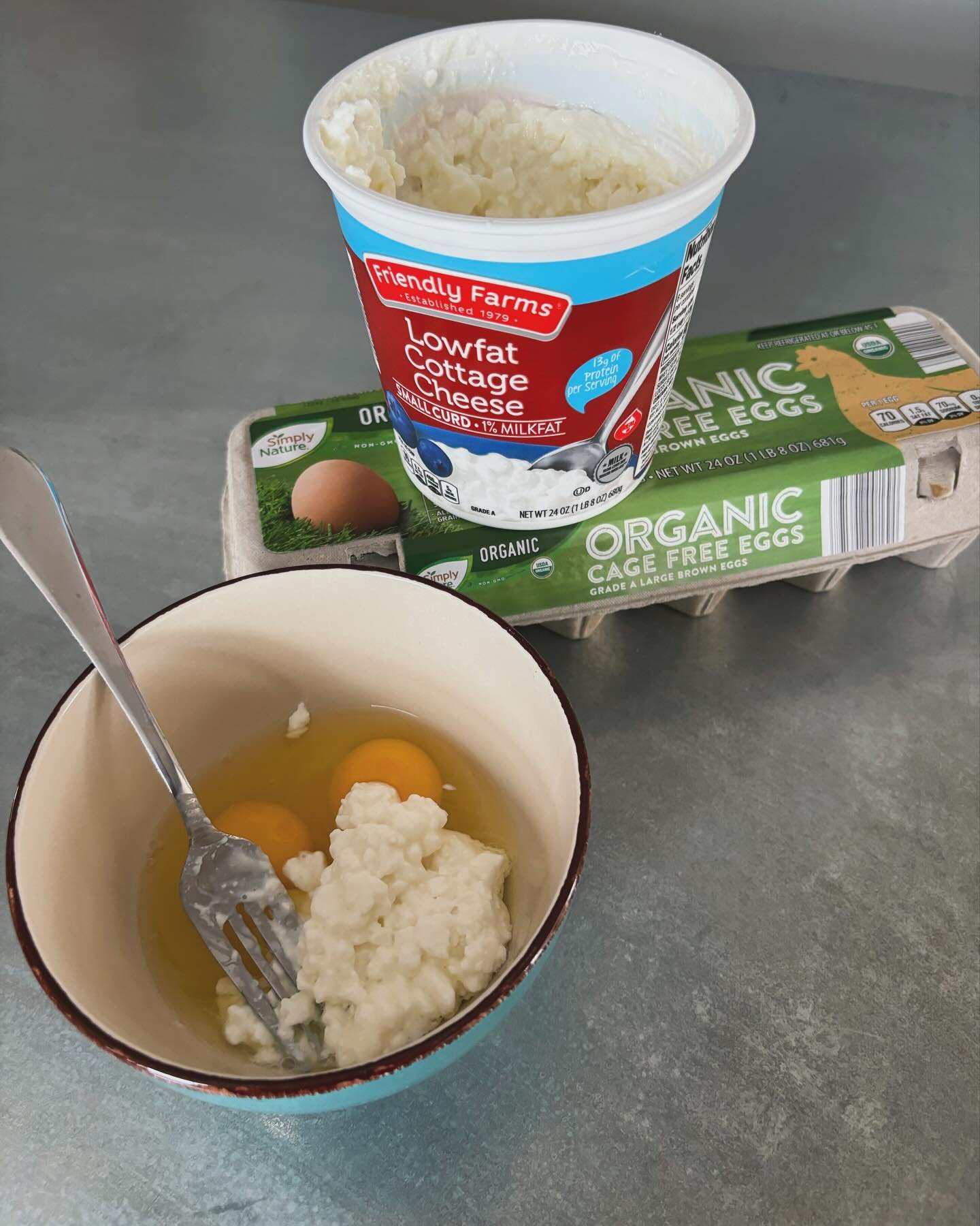 What are you eating for breakfast today?!?! 

My high protein breakfast or lunch:

 🥚 2 eggs
🧀 1/4 cup cottage cheese
💪About 20 grams protein!

Did you know you are supposed to eat about 1 gram of protein for every pound of your weight?!?? 

Why i
