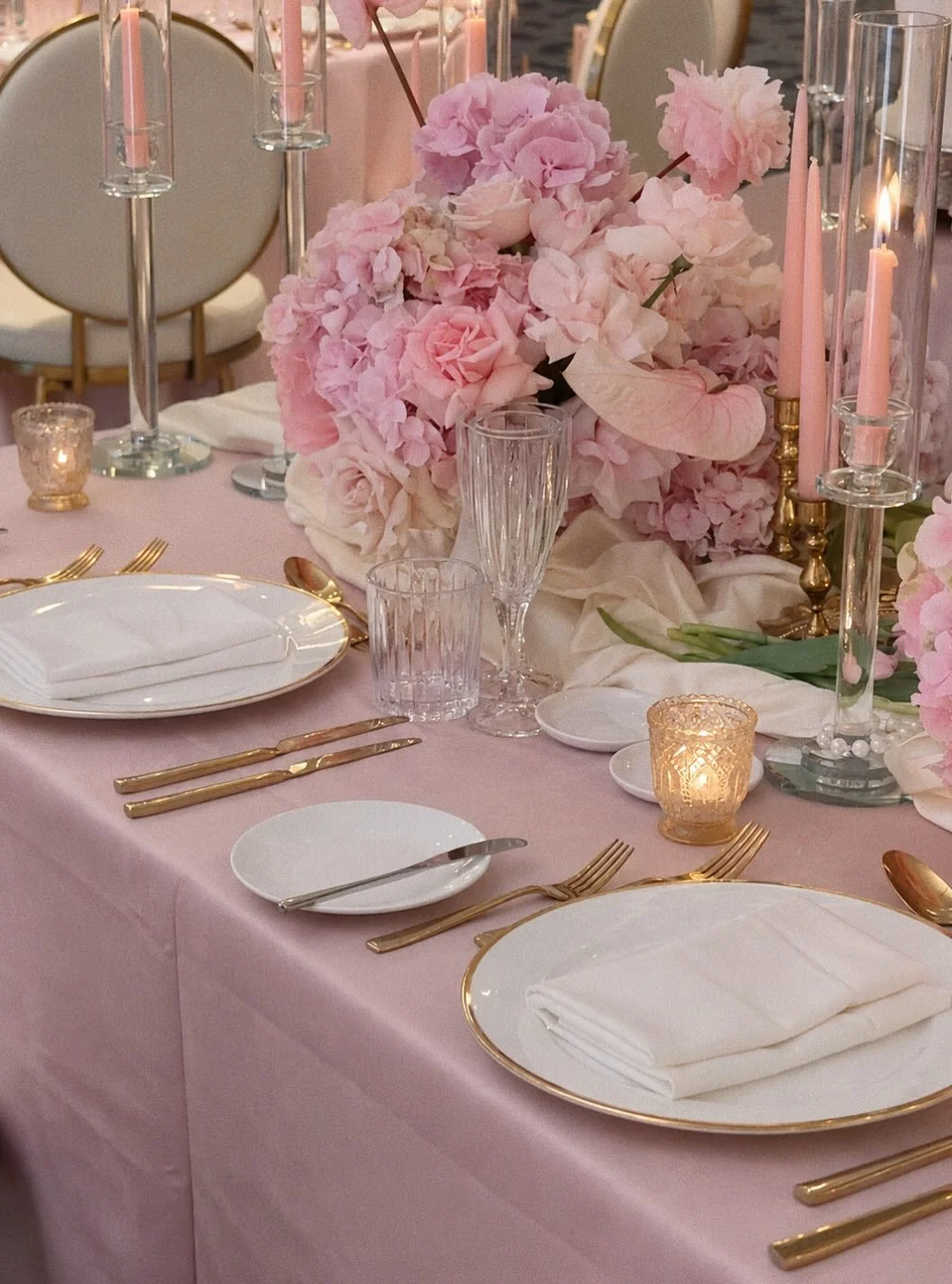 There&rsquo;s something beautiful about a table that feels generous without feeling crowded：Flowers, candlelight, glass and soft colour.

#Styledbyjuno #WeddingTablescape #SydneyWeddingStylist #WeddingStyling #SydneyWeddings