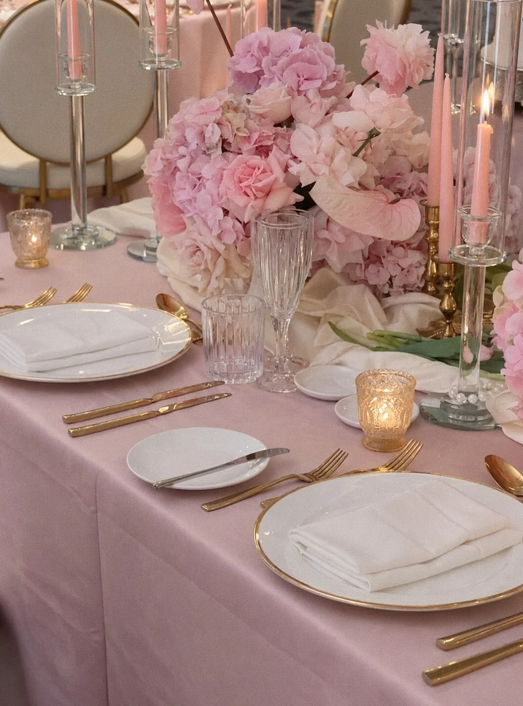 There&rsquo;s something beautiful about a table that feels generous without feeling crowded：Flowers, candlelight, glass and soft colour.

#Styledbyjuno #WeddingTablescape #SydneyWeddingStylist #WeddingStyling #SydneyWeddings