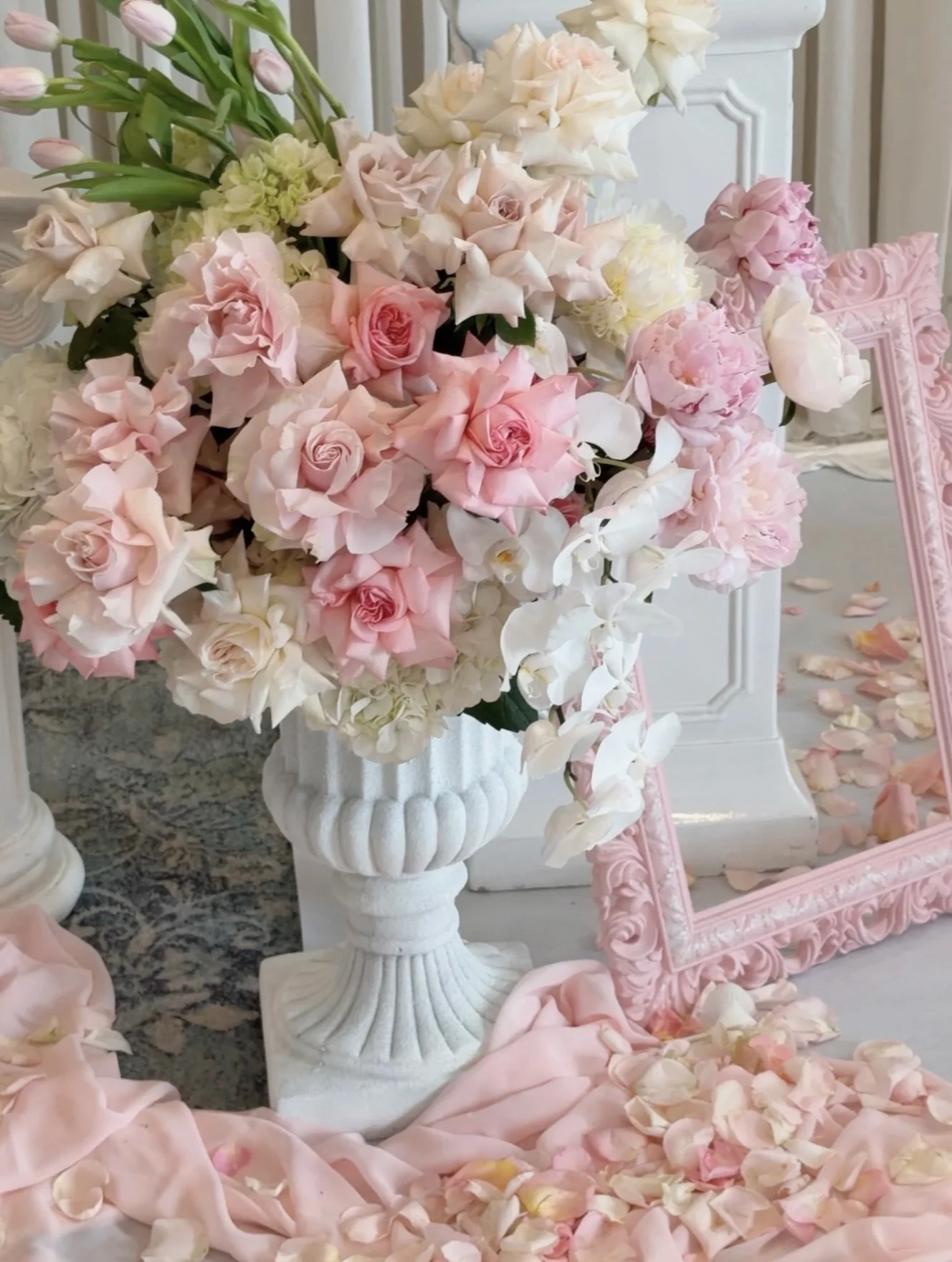 Traditional elegance never really disappears it simply evolves. By reshaping it through a more modern form, the same sense of ceremony can feel completely trendy again.

#Styledbyjuno #SydneyWeddingDesigner #WeddingStyling #ModernWedding SydneyWeddin