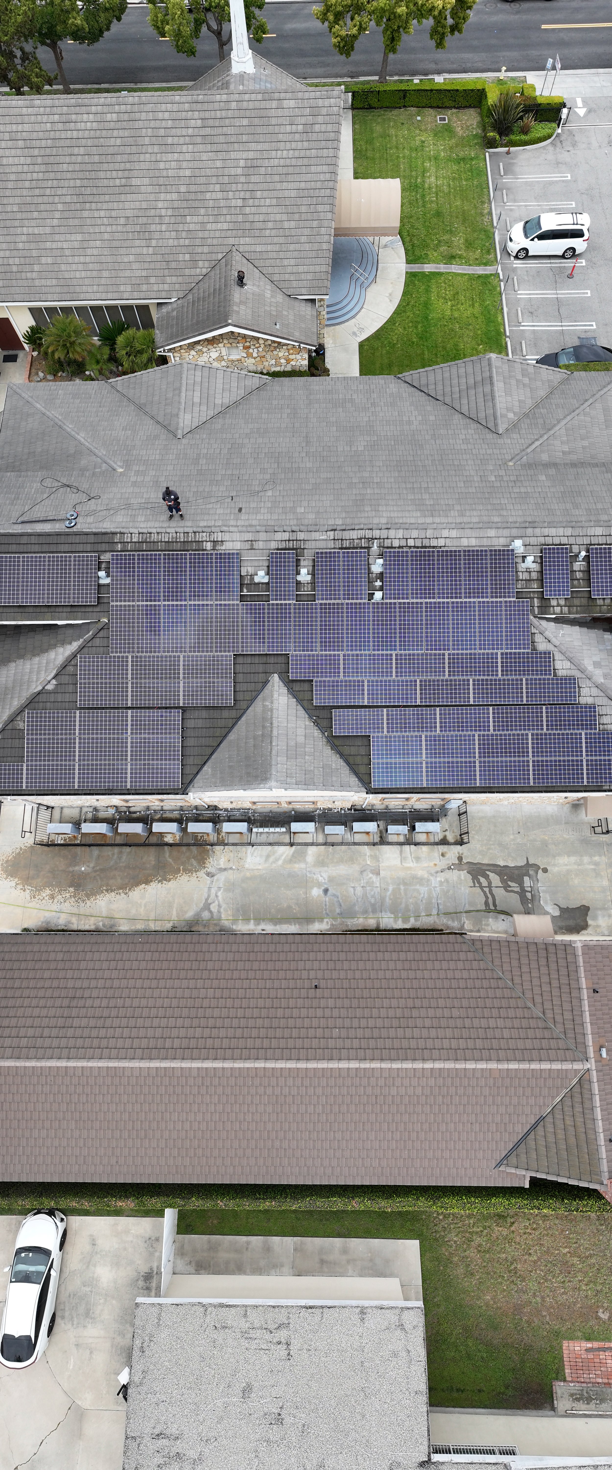 Guru Solar Cleaning recently completed a 79-panel solar panel cleaning job at a commercial site in Downey, California. This large-scale system was treated with our eco-friendly, soft-brush cleaning process to safely remove dirt, dust, and environment