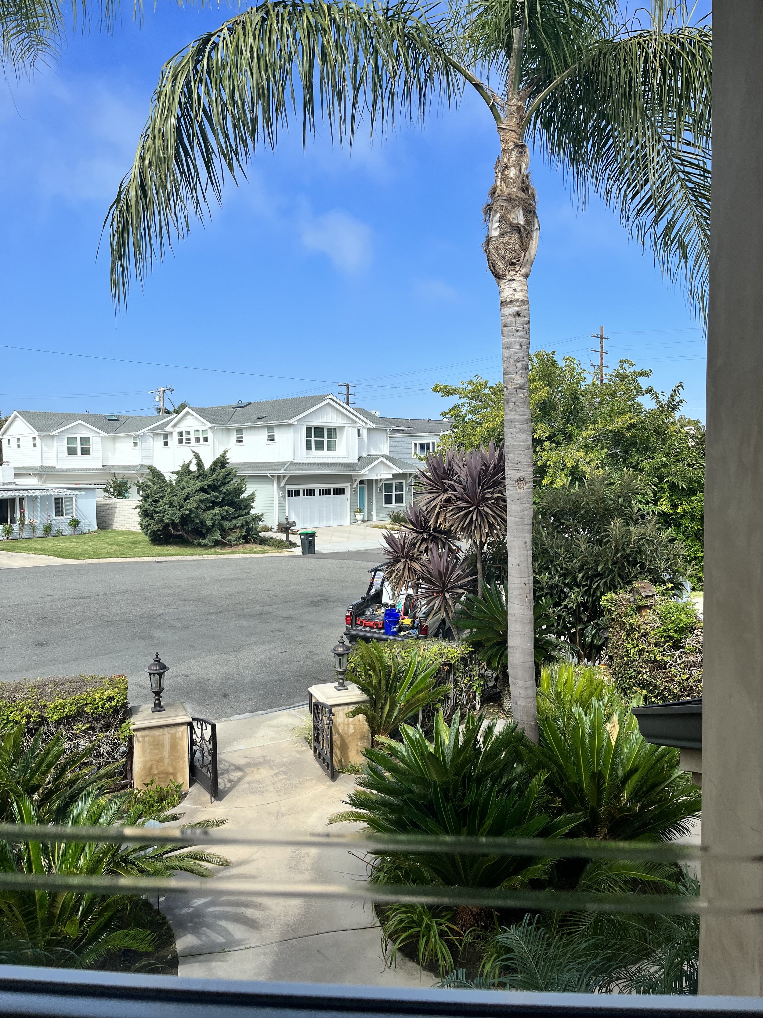 Crystal clear windows after a full residential window cleaning in Costa Mesa, California. Using purified water and professional techniques, Guru Solar Cleaning delivered a streak-free, spotless finish that enhances curb appeal and natural light. This