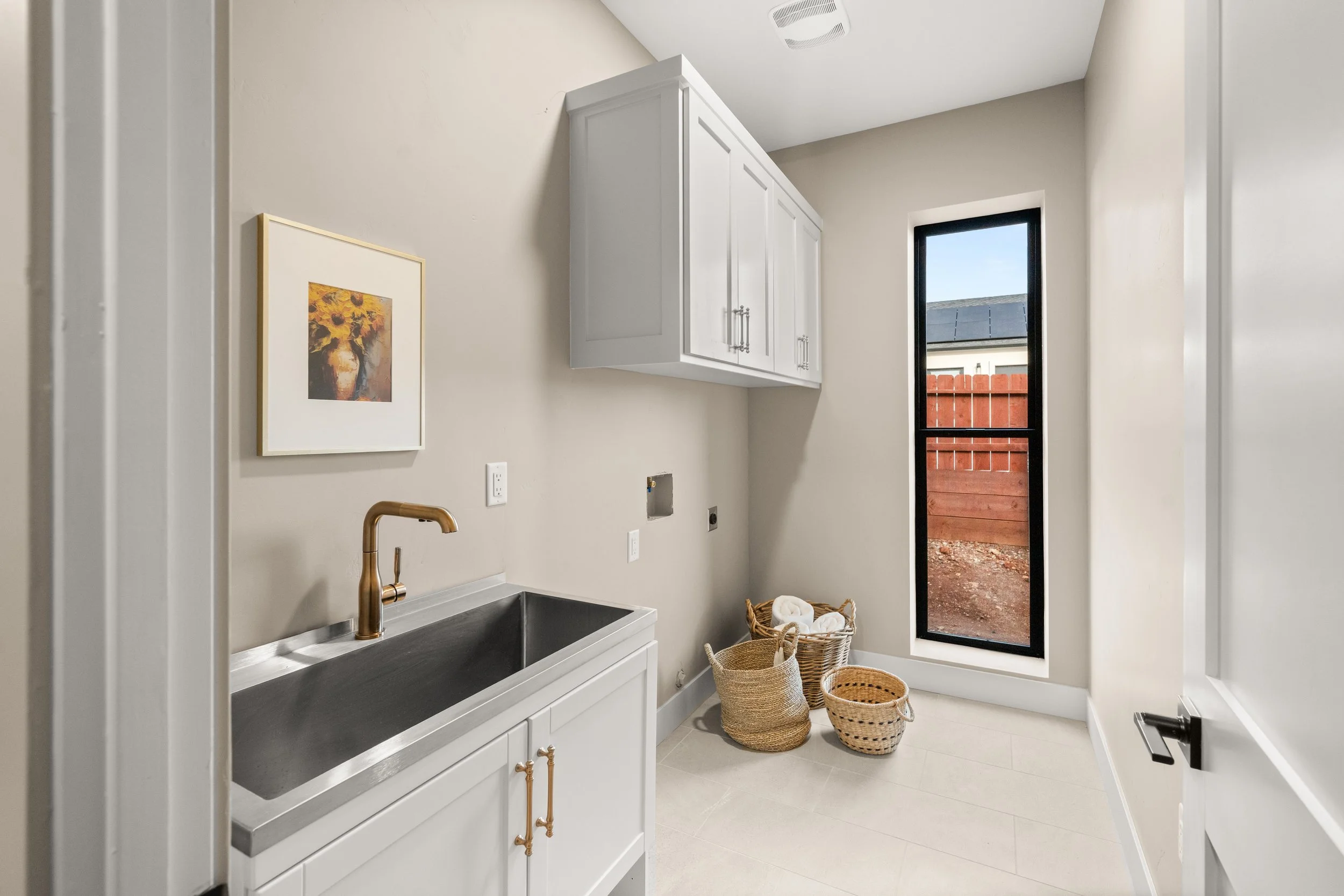 5093 Malibu Drive, Paradise, CA Laundry Room with over-sized steel utility sink and R11 non-slip tile.