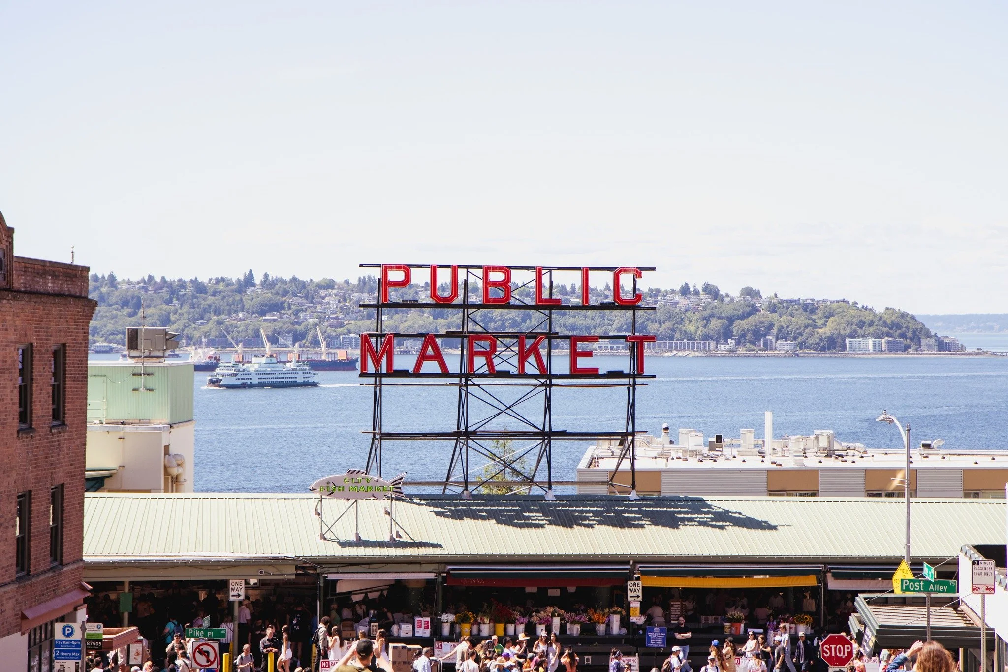 Pike Place Market in Seattle! 🐟

The clam chowder and halibut was so good.