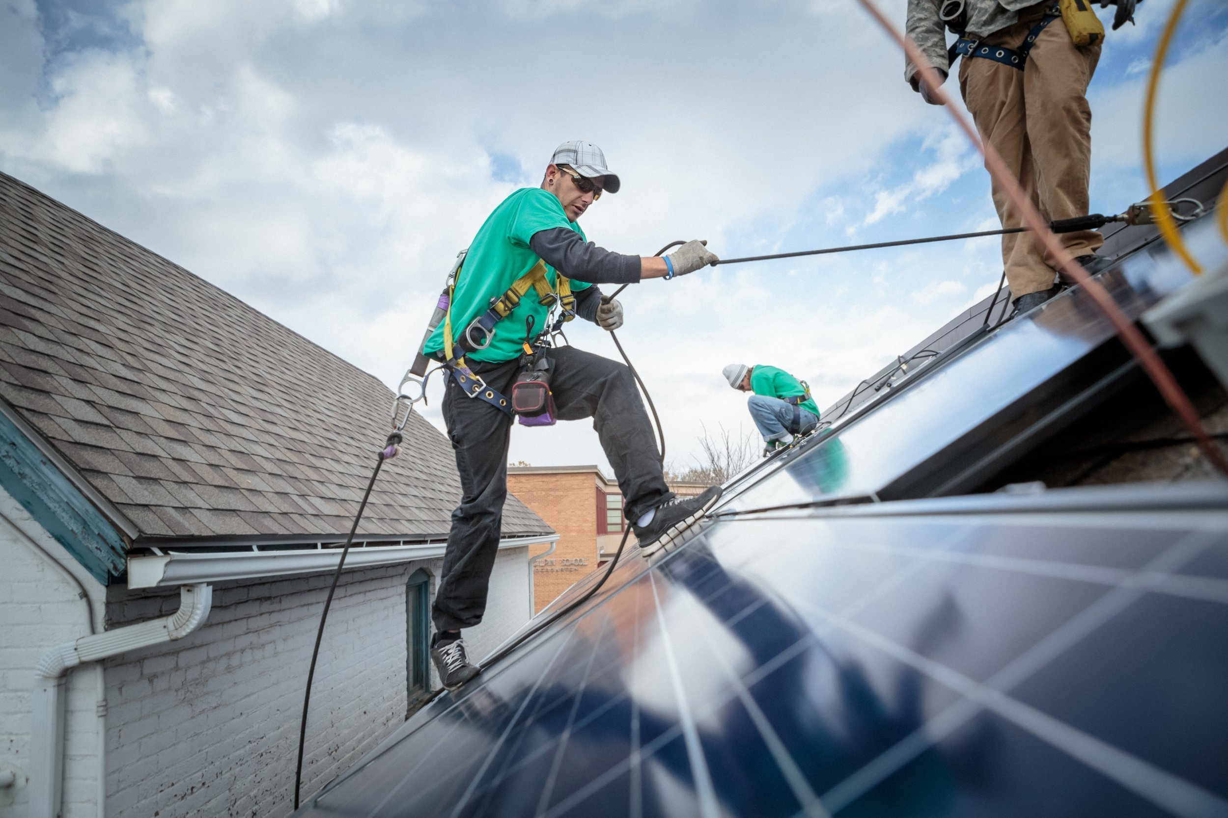 construction-crew-installing-solar-panels-on-a-hou-2022-03-07-23-56-47-utc.jpg