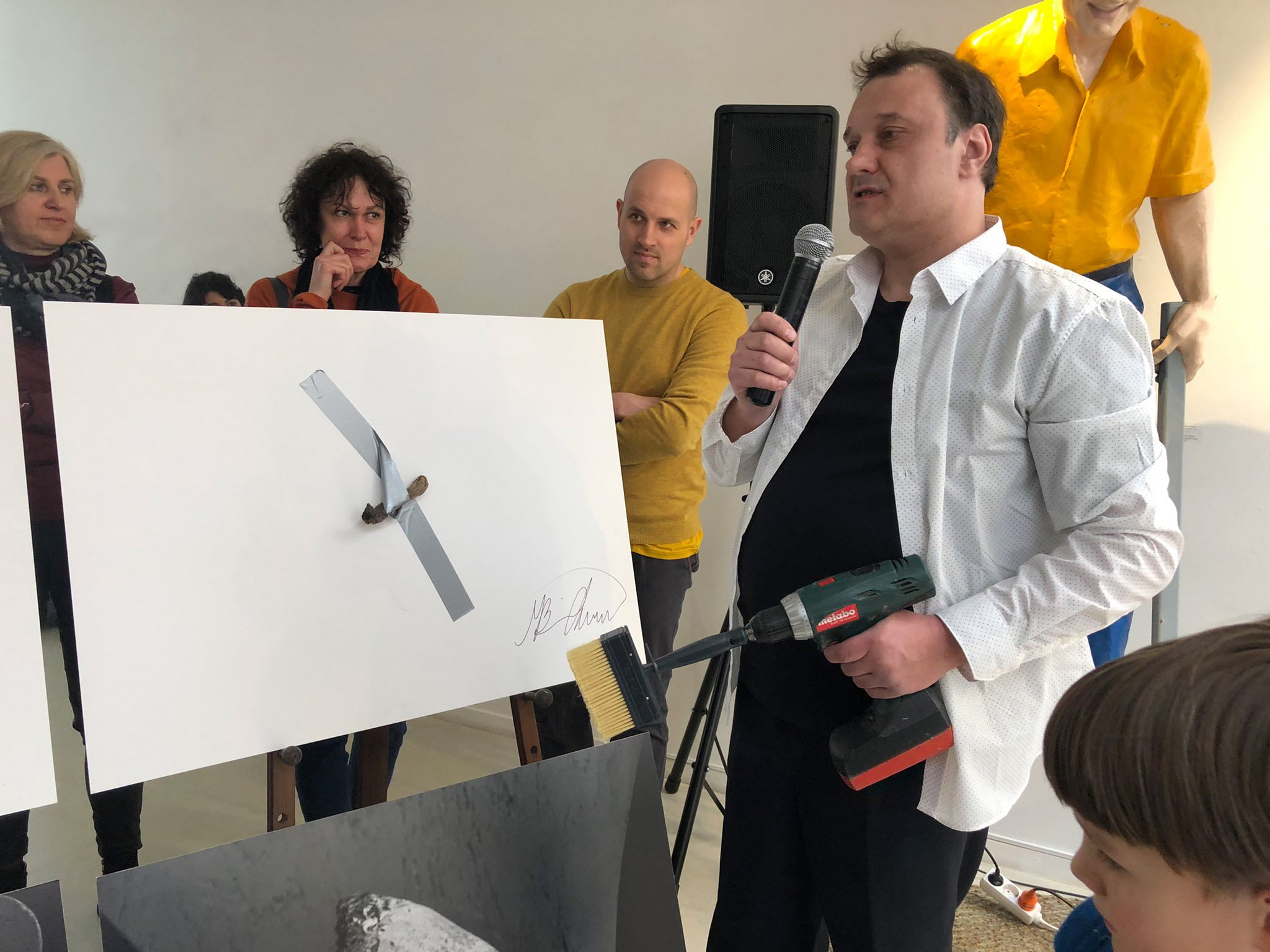 Portrait of Azartget, a contemporary artist.