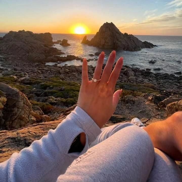 She said YES! 💍 These two lovebirds ended their weekend on a huge high when a very important question was asked ❤️
Congratulations Holli and Blaine on your engagement🥂

#shesaidyes #sugarloafrock #proposal #EdgeLuxuryVillas
📸 @_hollibarrett