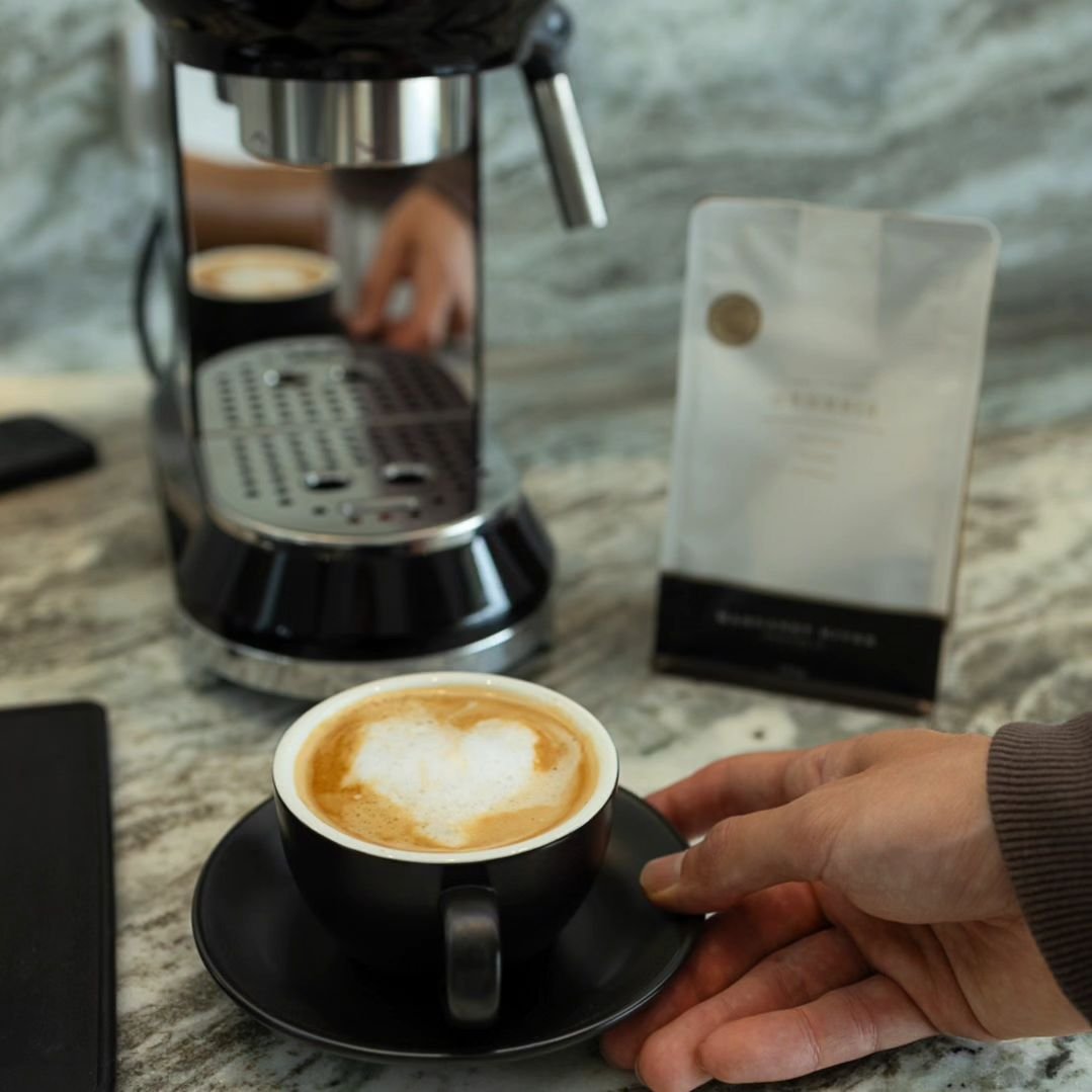 Start your morning right by working on your barista skills ☕ Nick put a lot of LOVE into this coffee 🤎 Each villa features a SMEG coffee machine and a fresh bag of @margaretriverroasting for you to enjoy. Now to go enjoy your coffee out on your deck