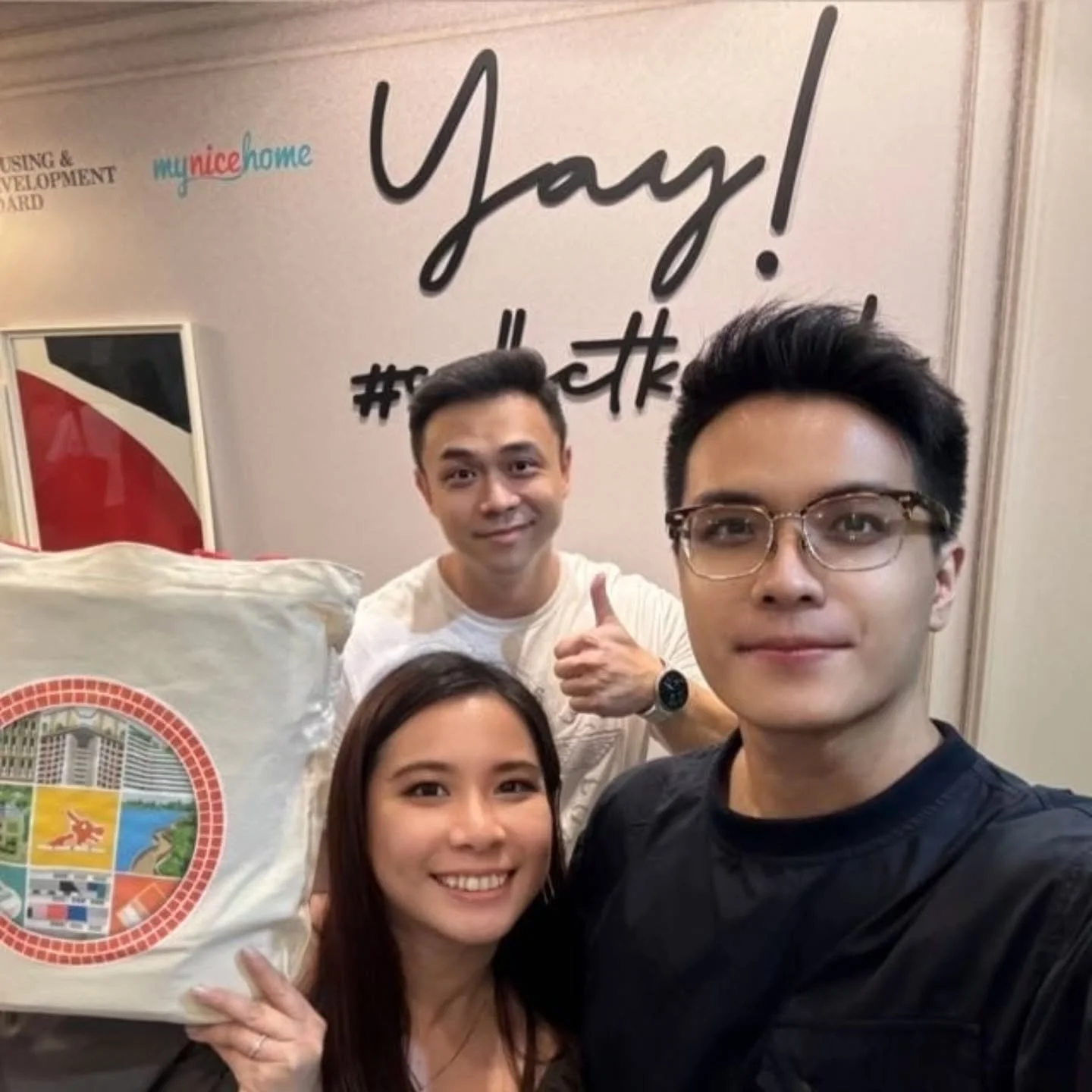 Happy house hunting and completion with these 2! 0 COV, high floor with no extension and with a balcony in the living room!

There is nothing better than this! 

#hdb
#hdbresale
#nocov
#zerocov
#resale
#huttons