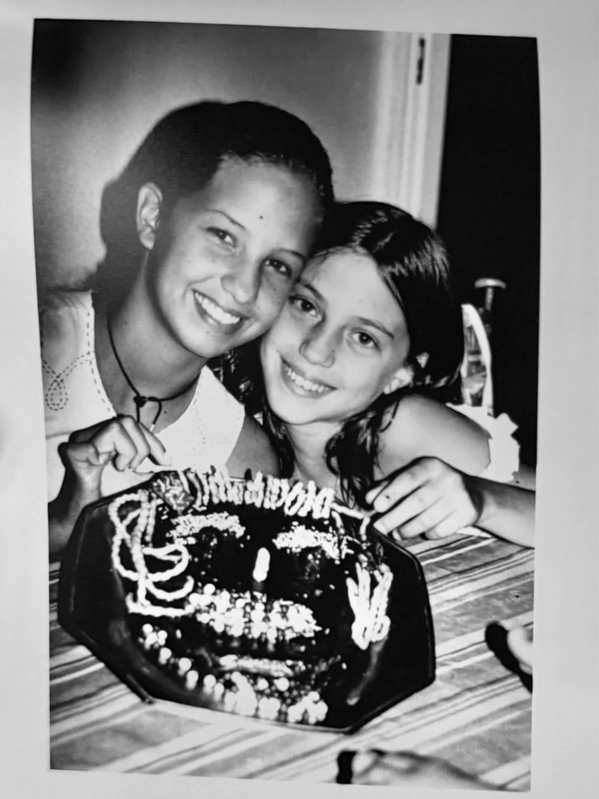 Antes e depois de primas fazendo bolos criativos &hearts;️ pelo menos 20 anos se foram! O primeiro como uma carinha os segundos ma&ccedil;&atilde; 🍎 para a Joana e madeleines de baunilha e lim&atilde;o para todos 🌸
Love, 
Juli

#doces #bolocaseiro 