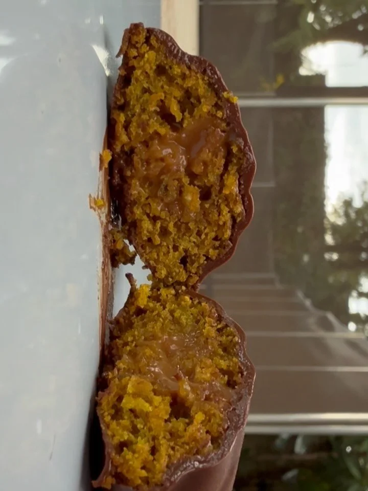 Cria&ccedil;&atilde;o 🇧🇷bilingue🇫🇷com ingredientes da @vivaregenera 
Madeleine inspirada em p&atilde;o de mel com o delicioso p&oacute; de Golden cacau 

#madeleine #cacau #vivaregenera #confeitaria