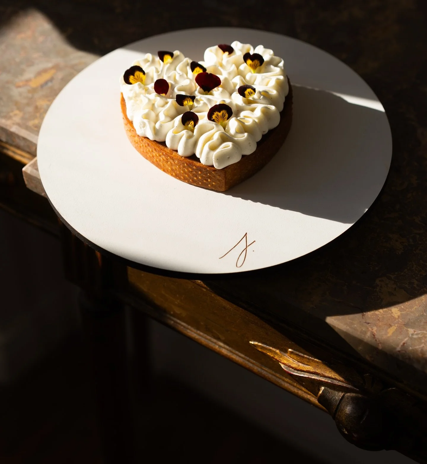 De l&rsquo;amour, toujours. 
Chocolat et vanille, toujours. 
Si heureuse de remettre la main &agrave; la p&acirc;te pour transmettre 🤍

#patisserie #confeitaria #pastrylove