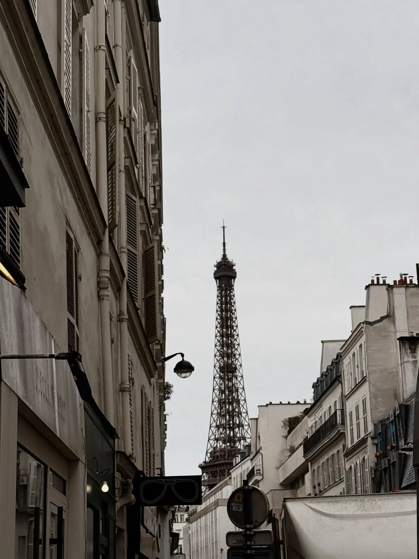 L&rsquo;arriv&eacute;e &agrave; Paris! 
Premi&egrave;re semaine tr&egrave;s intense et gourmande! 
1ere photo: m&ecirc;me gris Paris est magique 🩶
2eme photo: la d&eacute;couverte du meilleure feuillet&eacute; au fromage par @gast_paris et la rencon