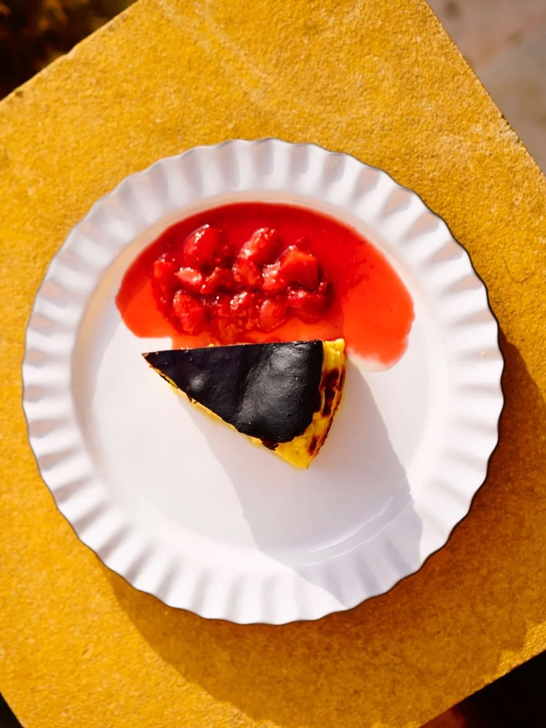 Un dessert ultra fondant! La d&eacute;couverte du cheesecake basque 
La joie de d&eacute;couvrir et cr&eacute;er de nouveaux desserts, un retour &agrave; la maison, des oeufs tout frais du jardin, et beaucoup beaucoup de vanille. 

#cheesecakebasque 