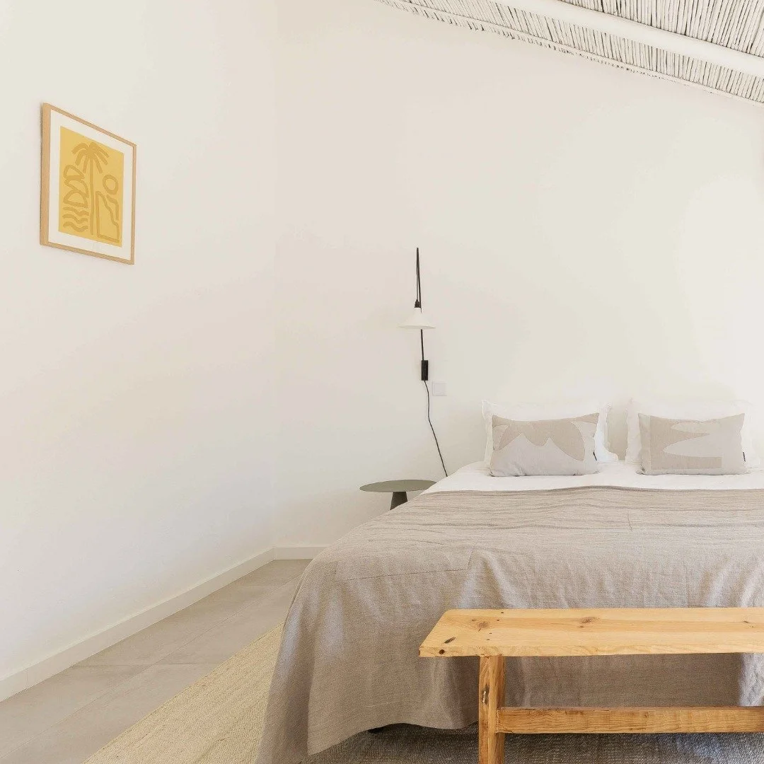 Meet room 3 at Âmago. A stunning light-filled room with original cane ceilings, a superking sized bed, bespoke handmade textiles and views onto our gardens and salt-water pool.
#portugal #staycationhotel #amago.casalenta #slowliving #gowiththe