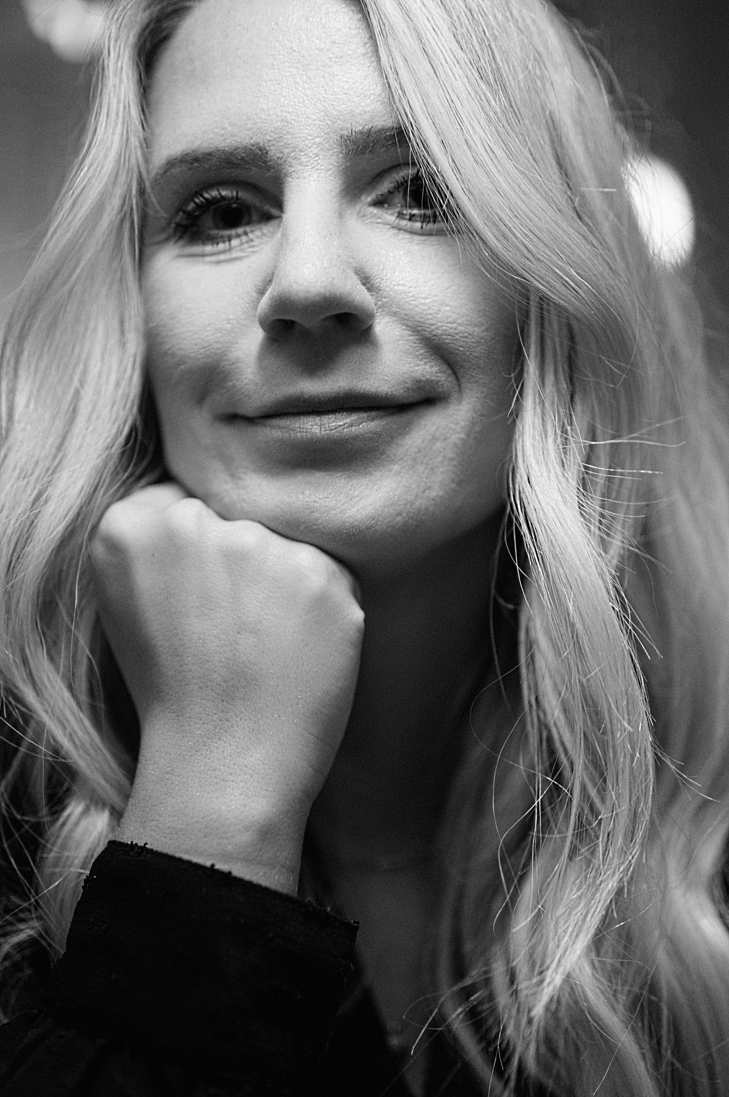Frauenportrait mit Hand am Kinn, emotionale Fotografie Sachsen-Anhalt