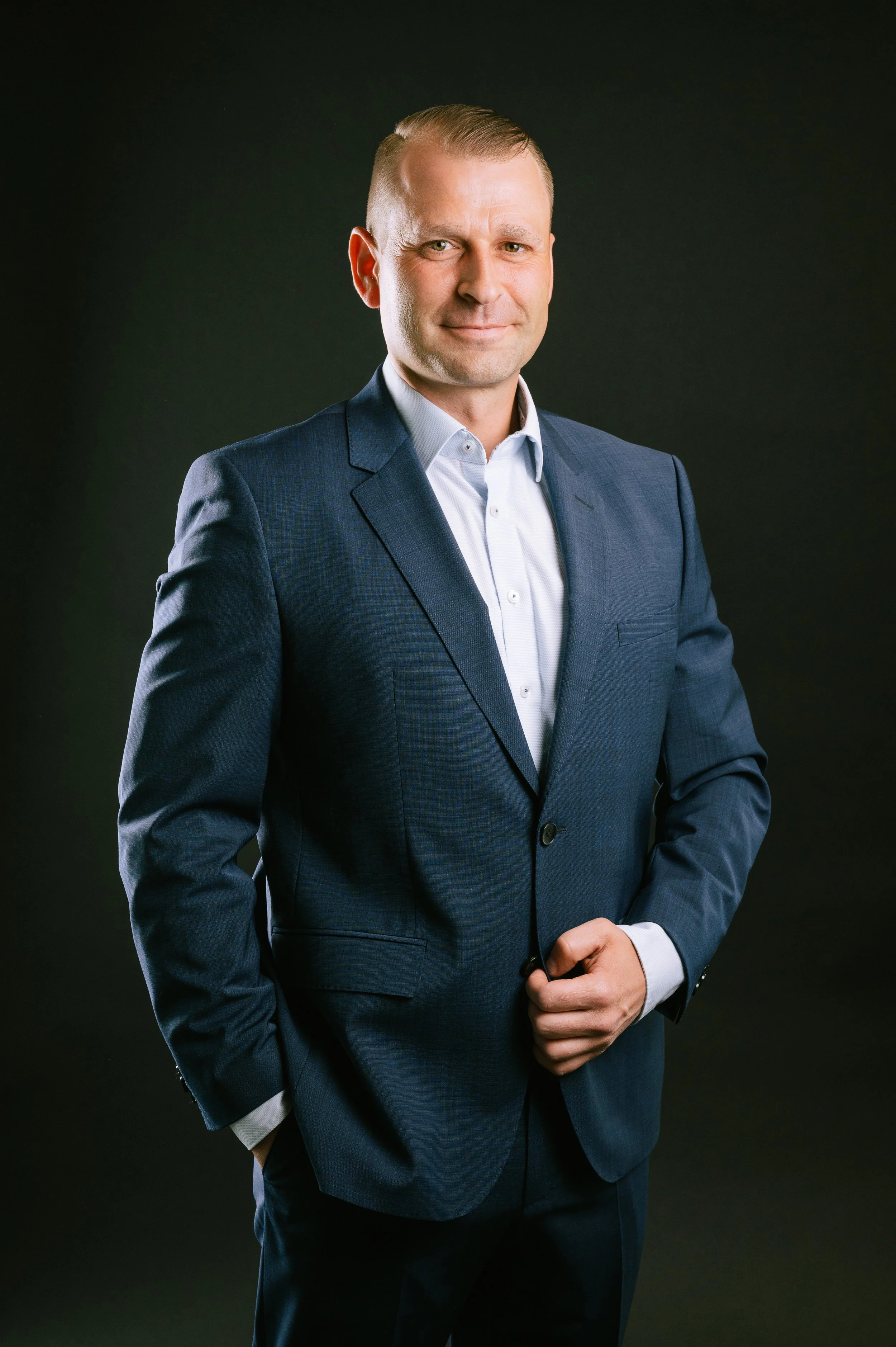 Business-Portrait Geschäftsführer im blauen Anzug, Headshot Dessau