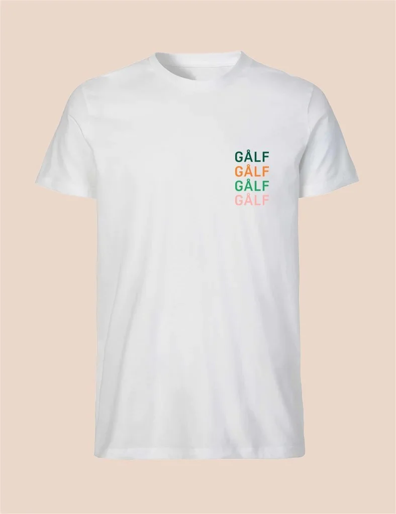 Hvit t-skjorte med teksten GÅLF i ulike farger skrevet vertikalt.