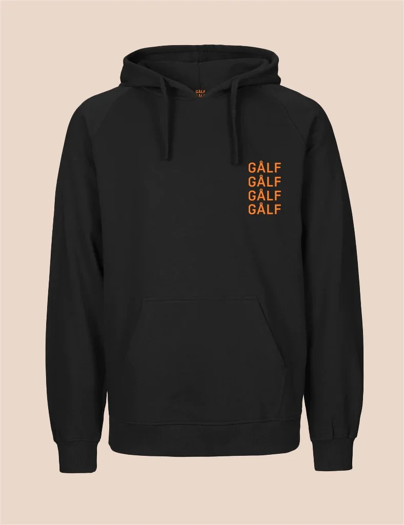 Svart hettegenser med orange tekst som sier 'GÅLF' gjentatt flere ganger på venstre bryst.
