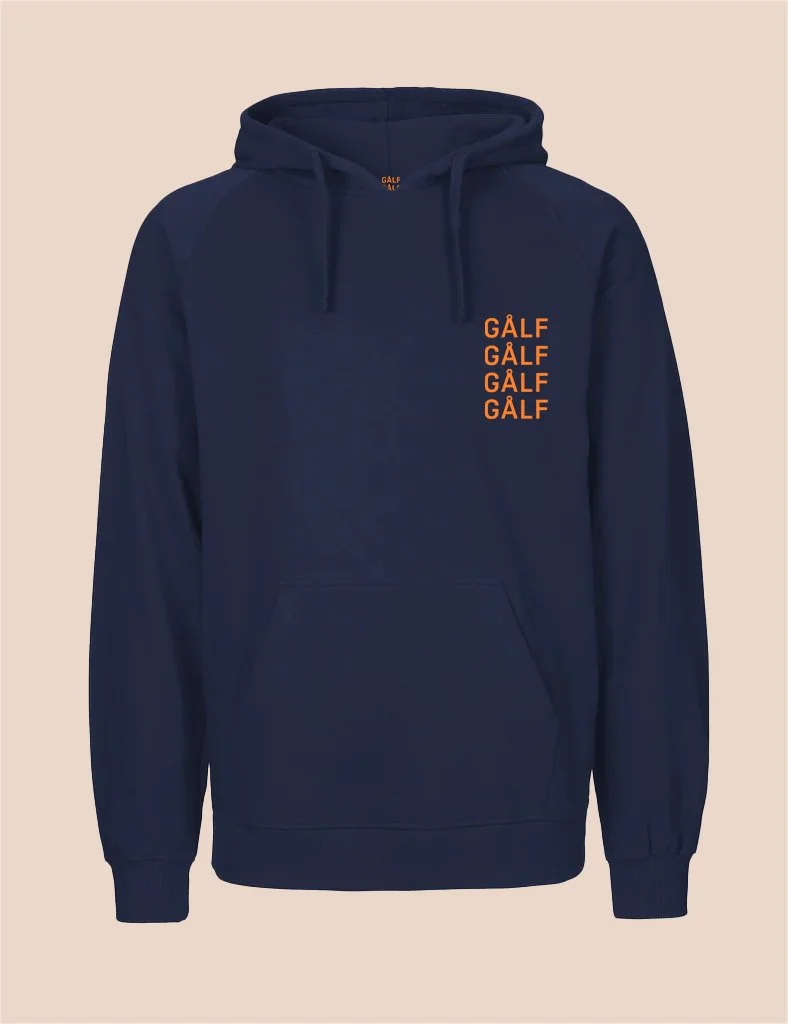 Mørkeblå hoodie med teksten "GÅLF" gjentatt fem ganger i oransje på brystet