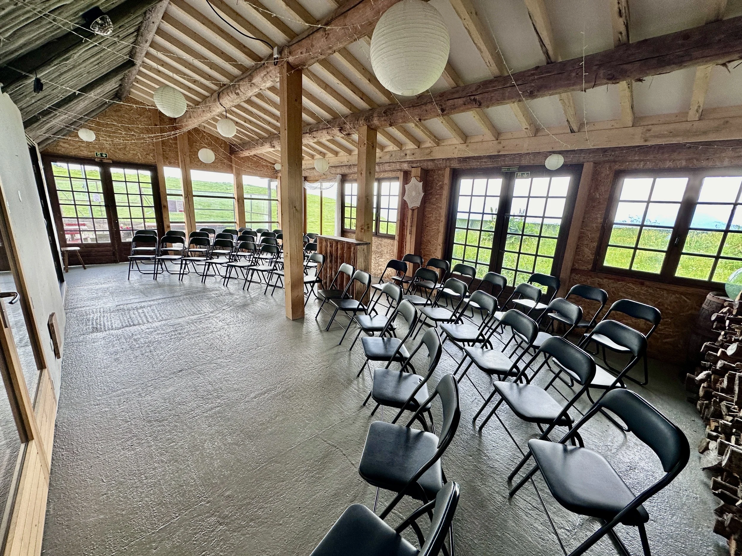 SALLE REUNION REFUGE ARPETTAZ.jpg