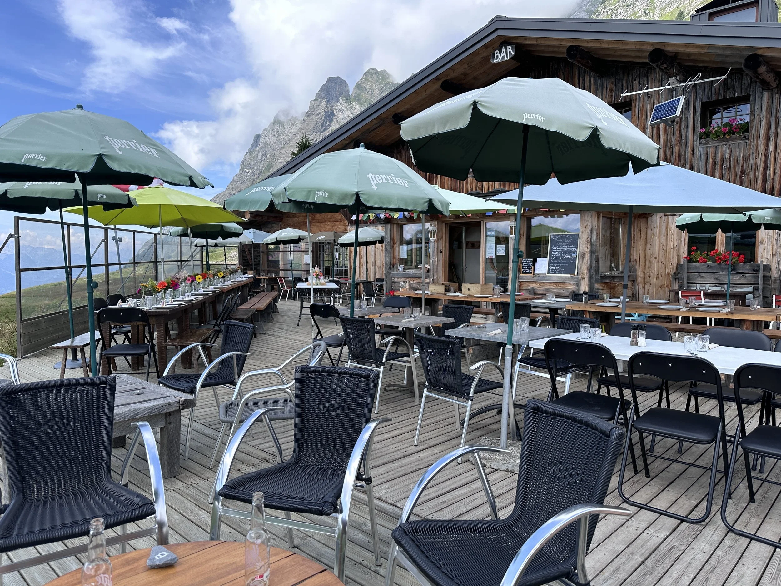 TERRASSE REFUGE ARPETTAZ.JPG